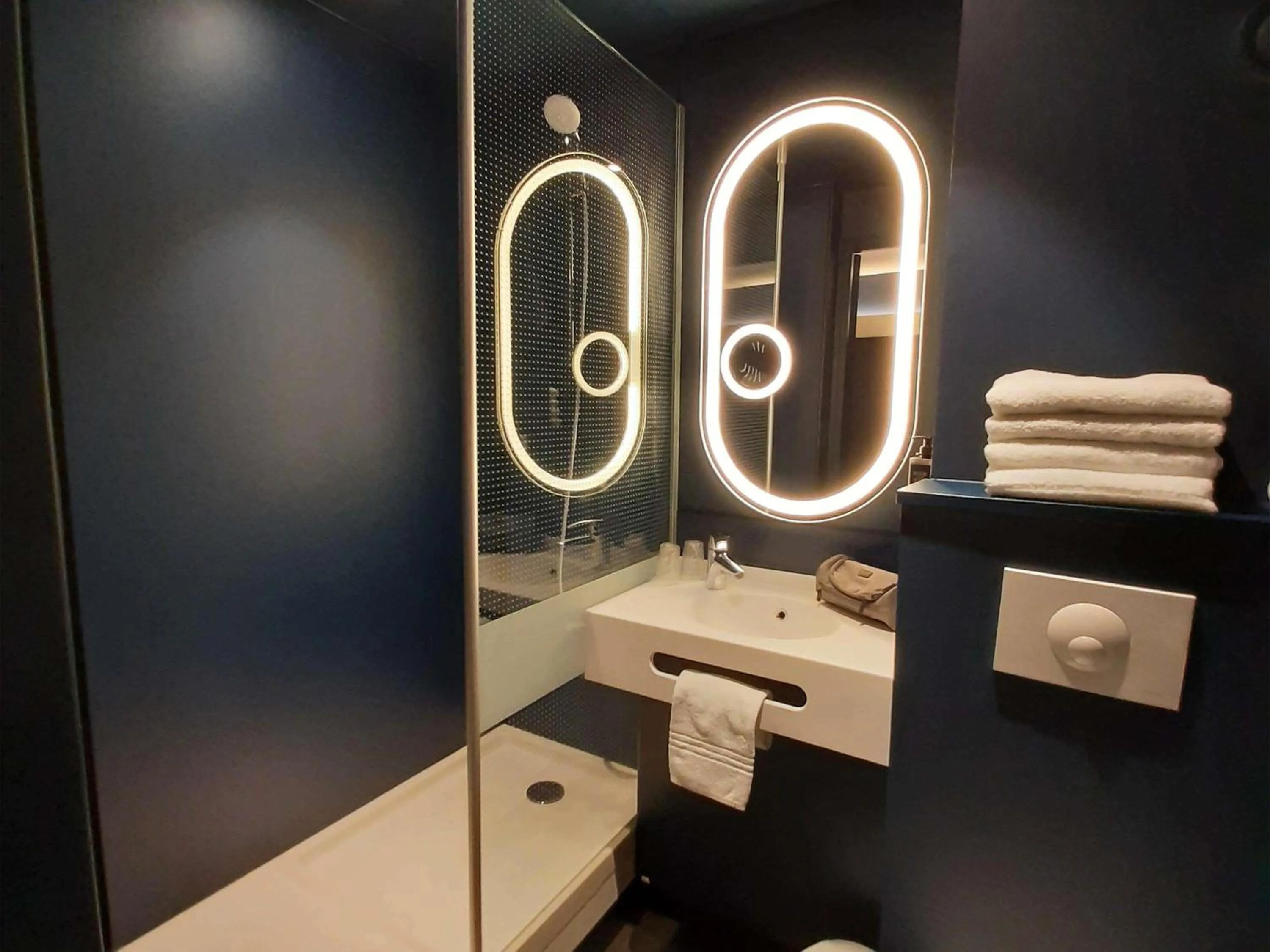 Bedroom in ibis Rennes Cesson