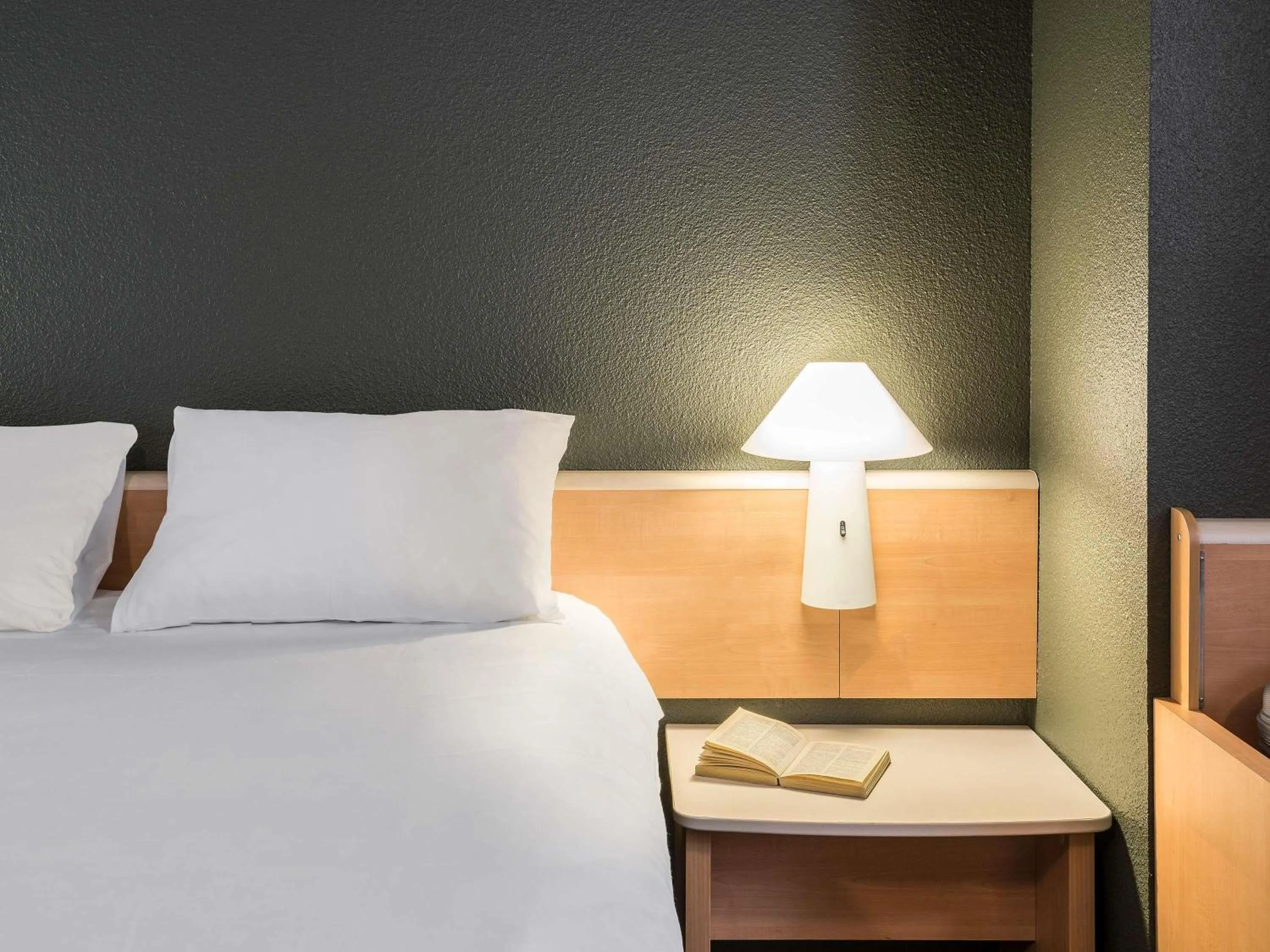 Bedroom, Bed in ibis Rennes Cesson