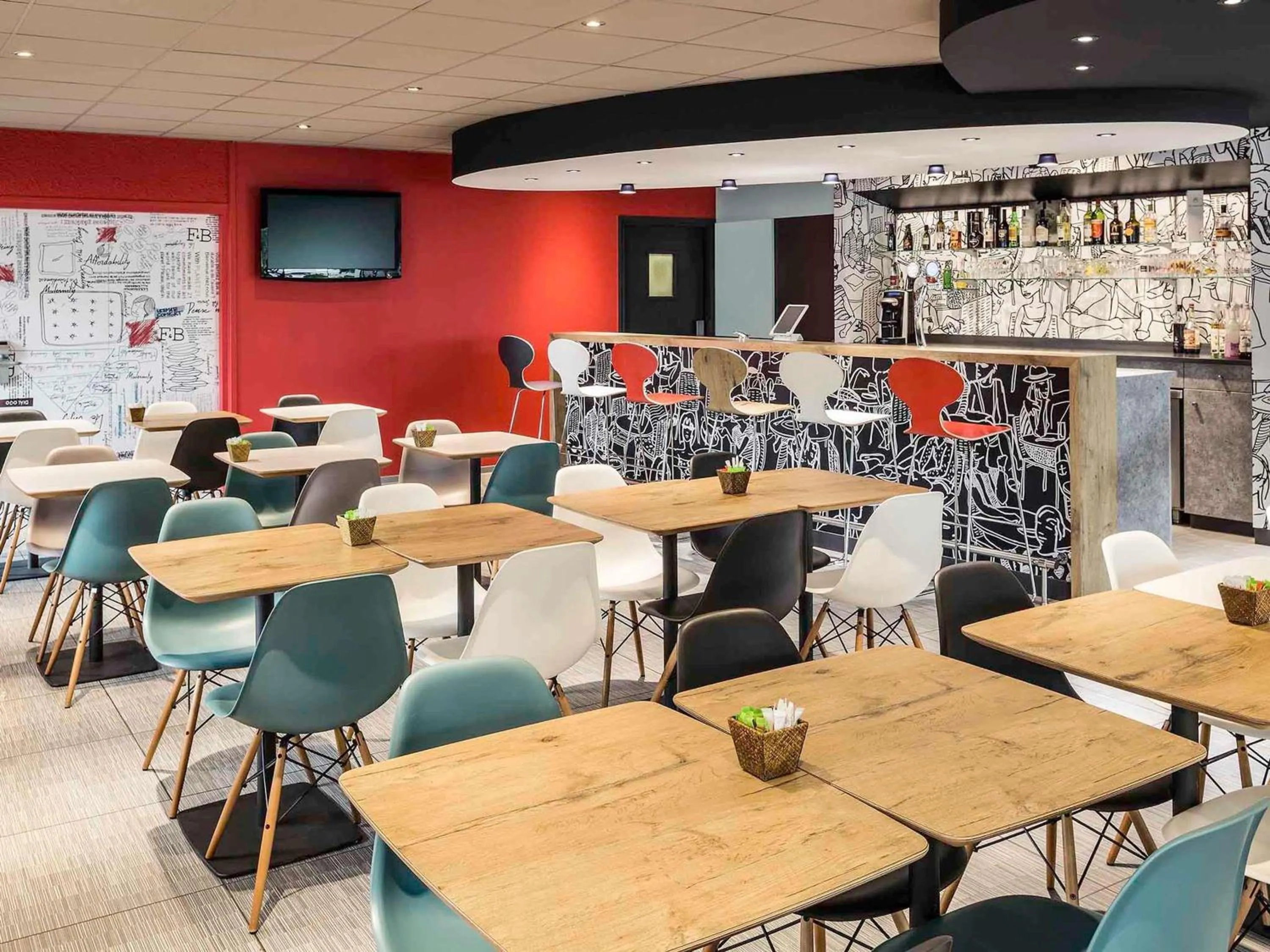 Lounge or bar in ibis Rennes Cesson