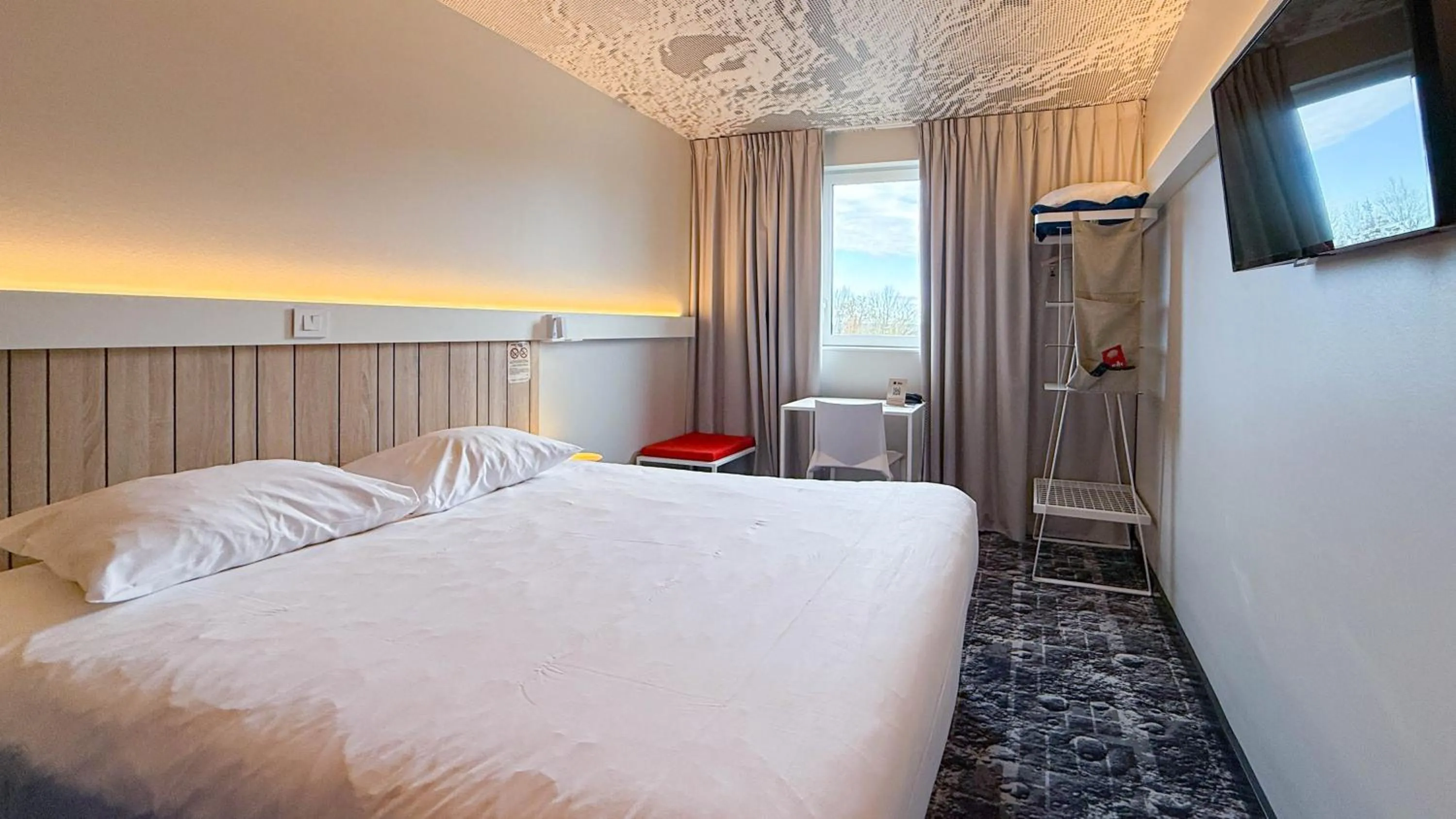 Bedroom, Bed in ibis Rennes Cesson