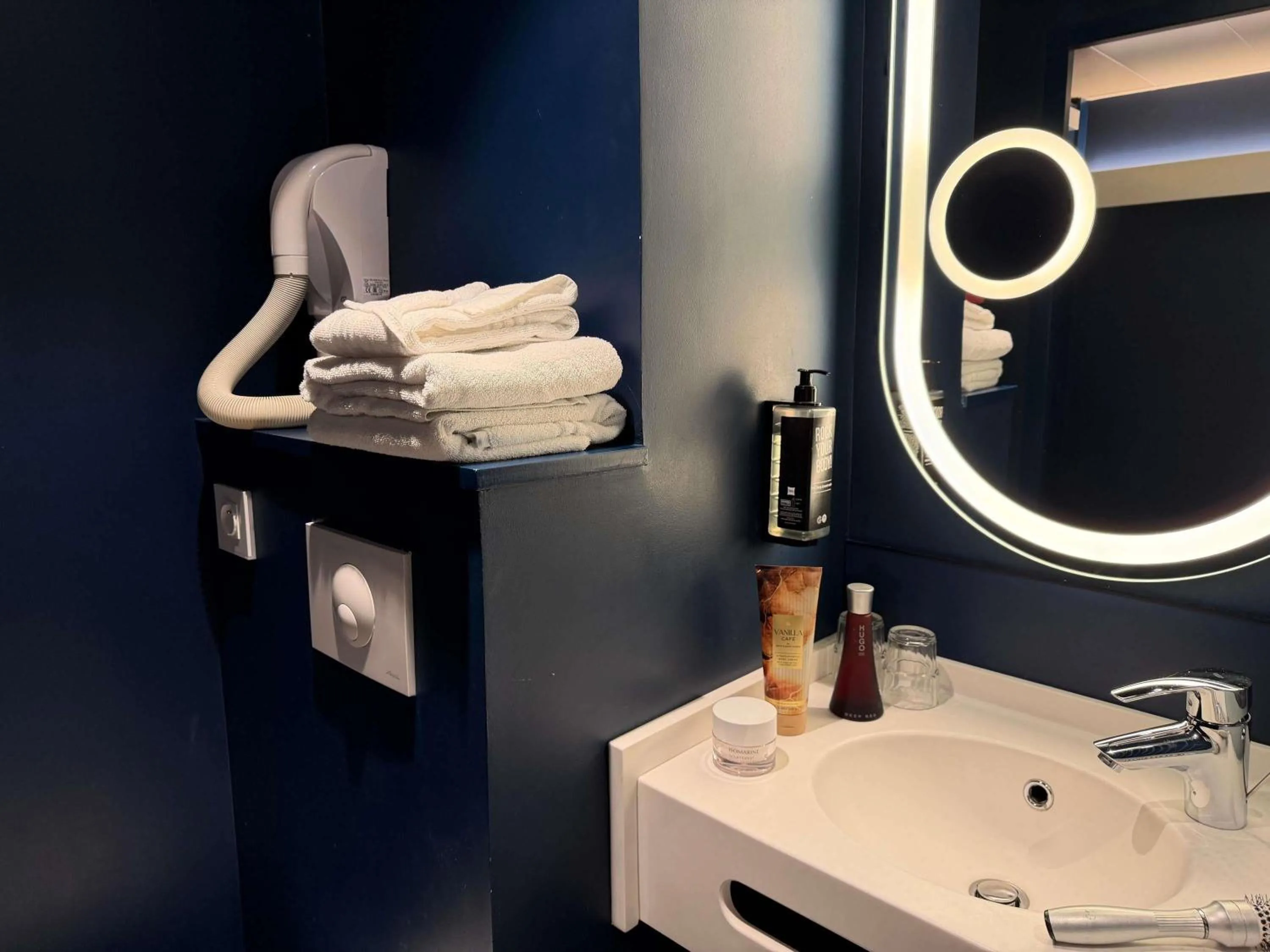 Bedroom in ibis Rennes Cesson