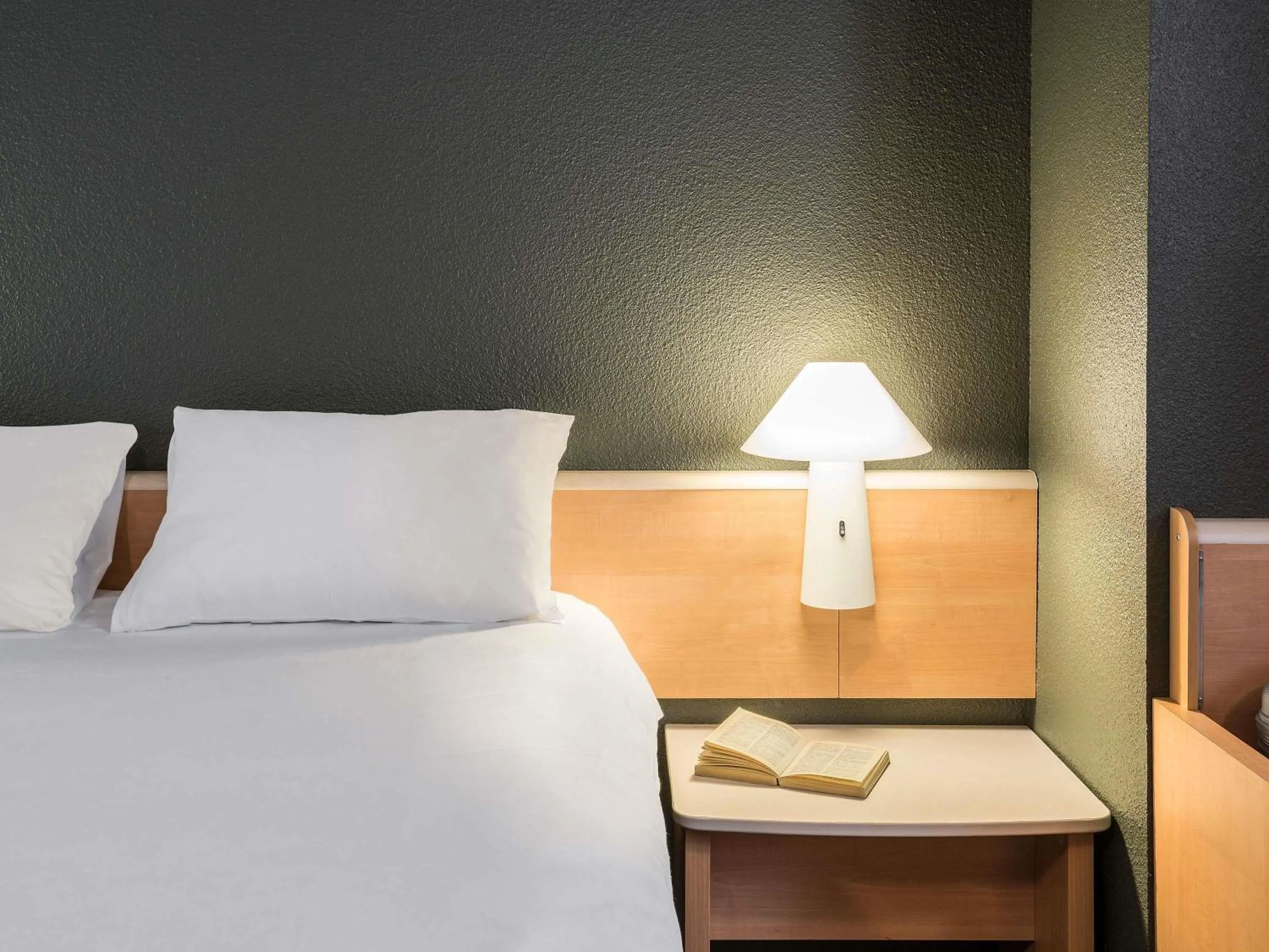 Bedroom, Bed in ibis Rennes Cesson