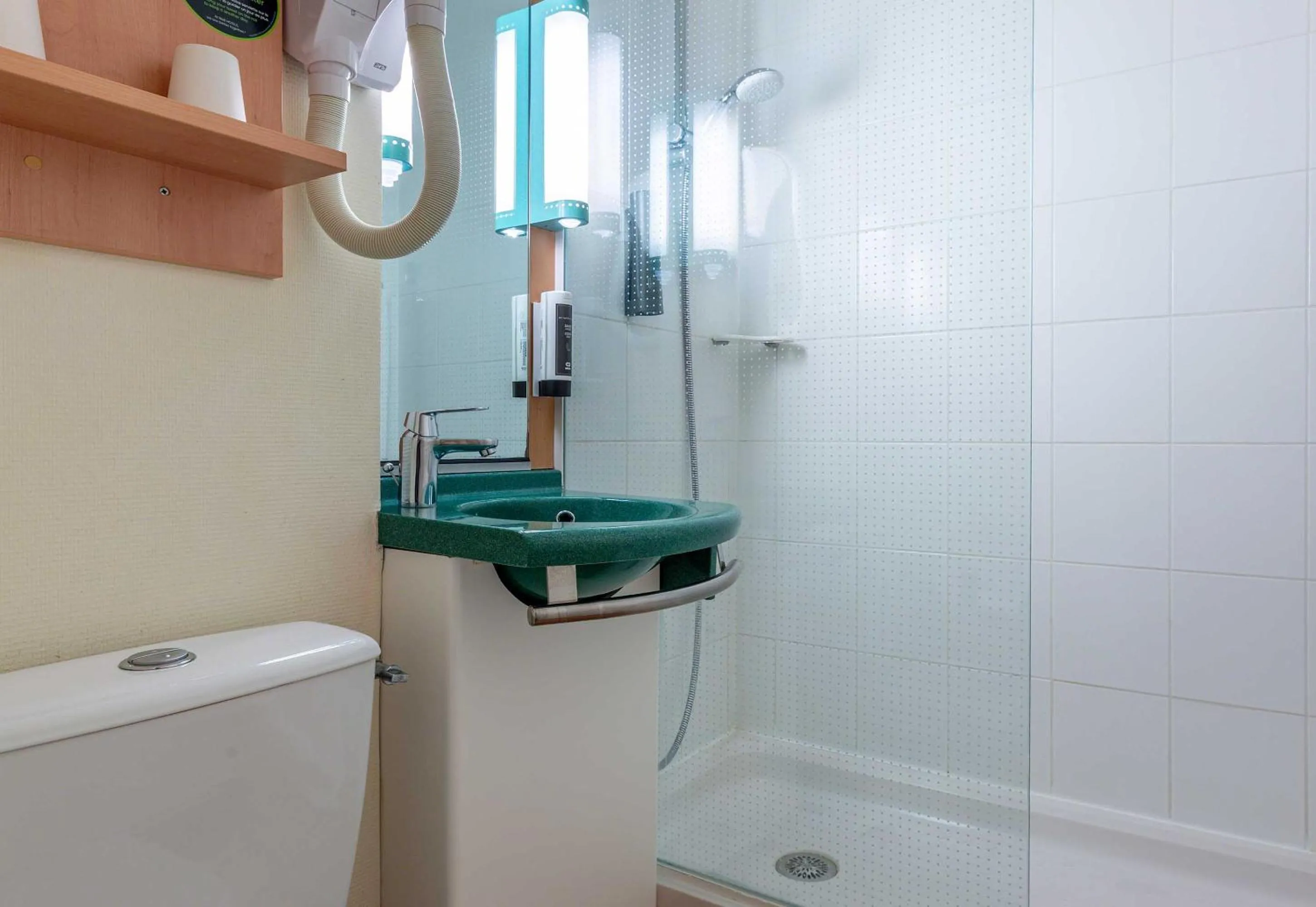 Bathroom in ibis Blois Vallée Maillard