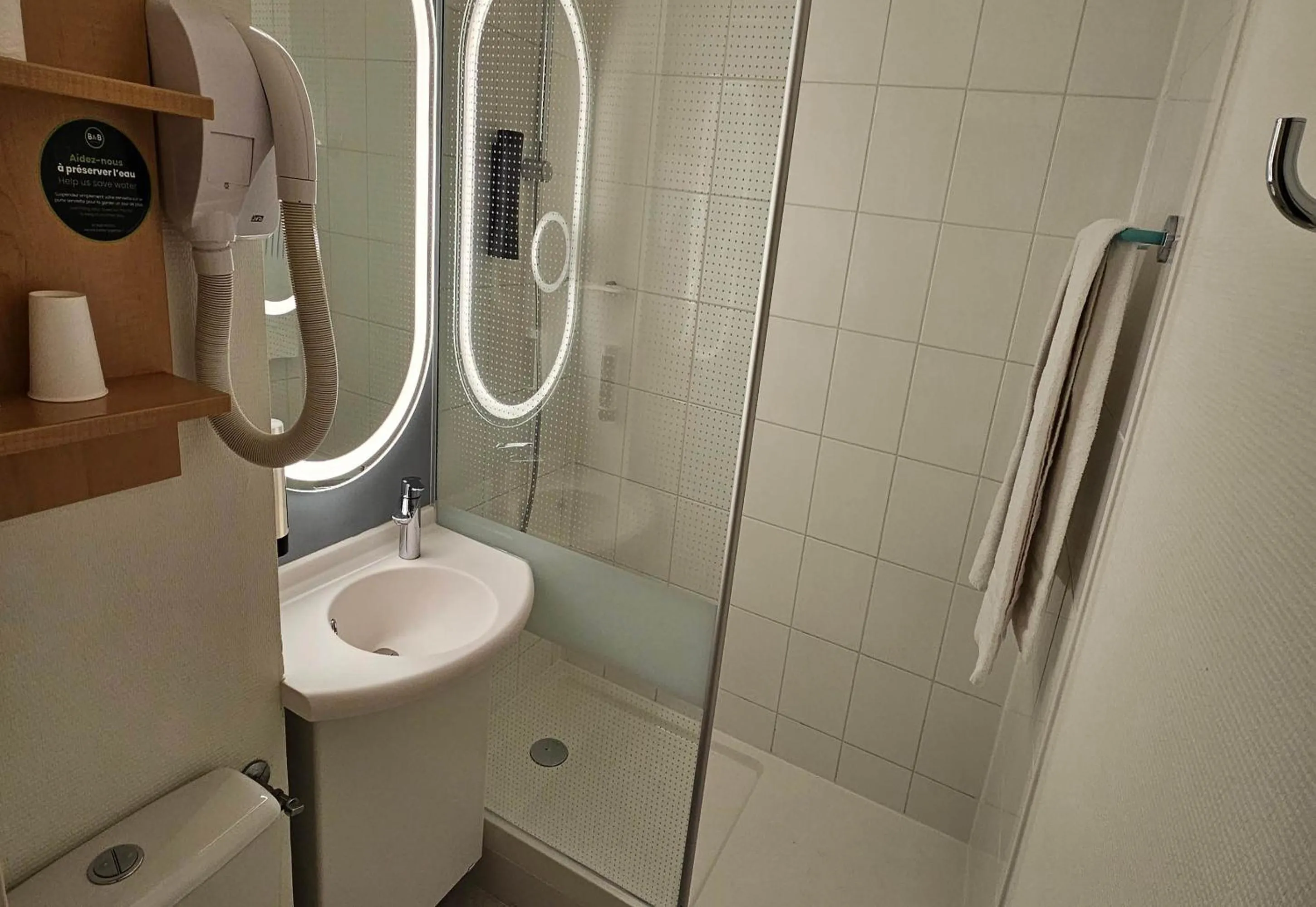 Bathroom in B&B HOTEL Blois Nord Vallée Maillard