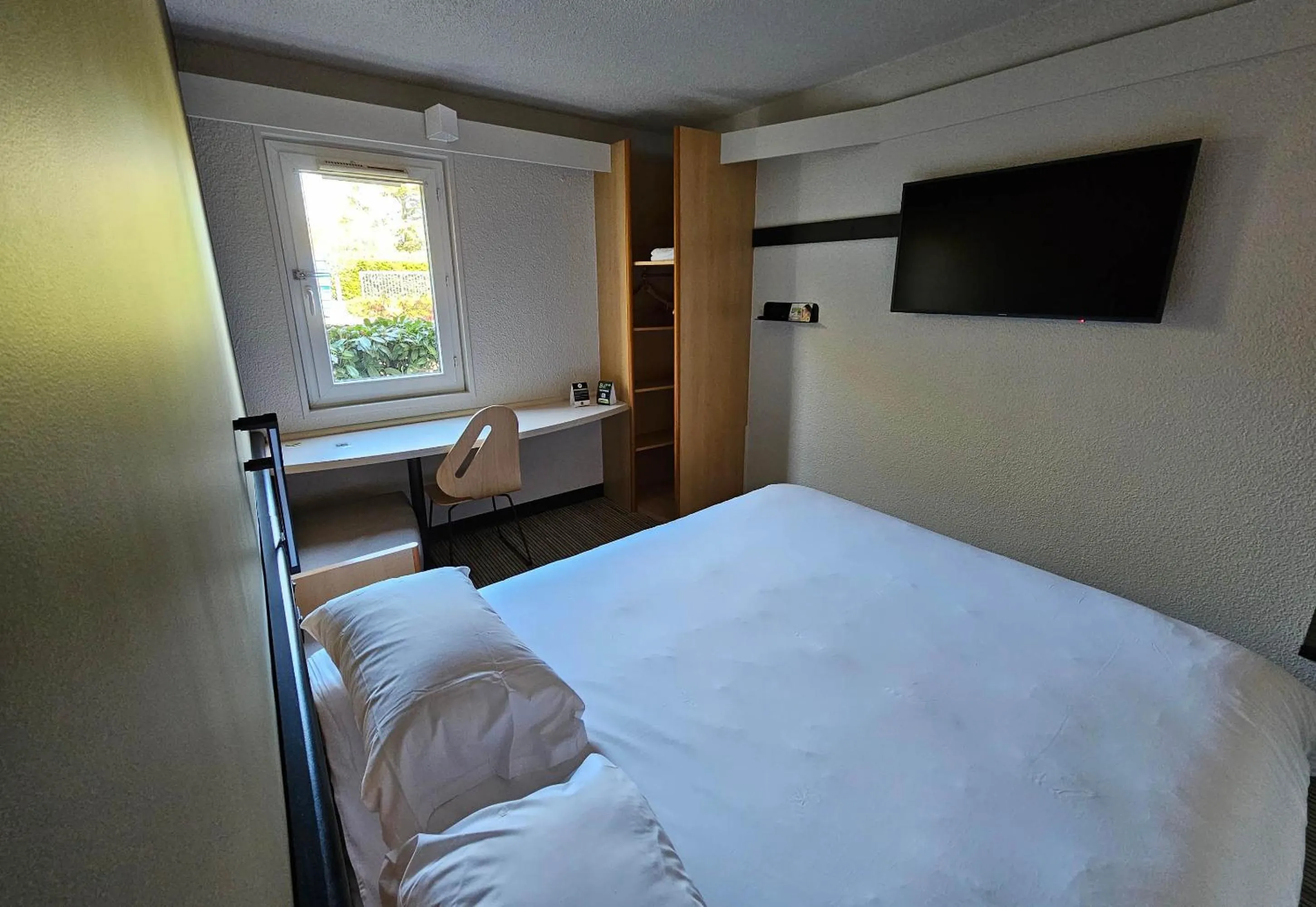 Bedroom, Bed in B&B HOTEL Blois Nord Vallée Maillard