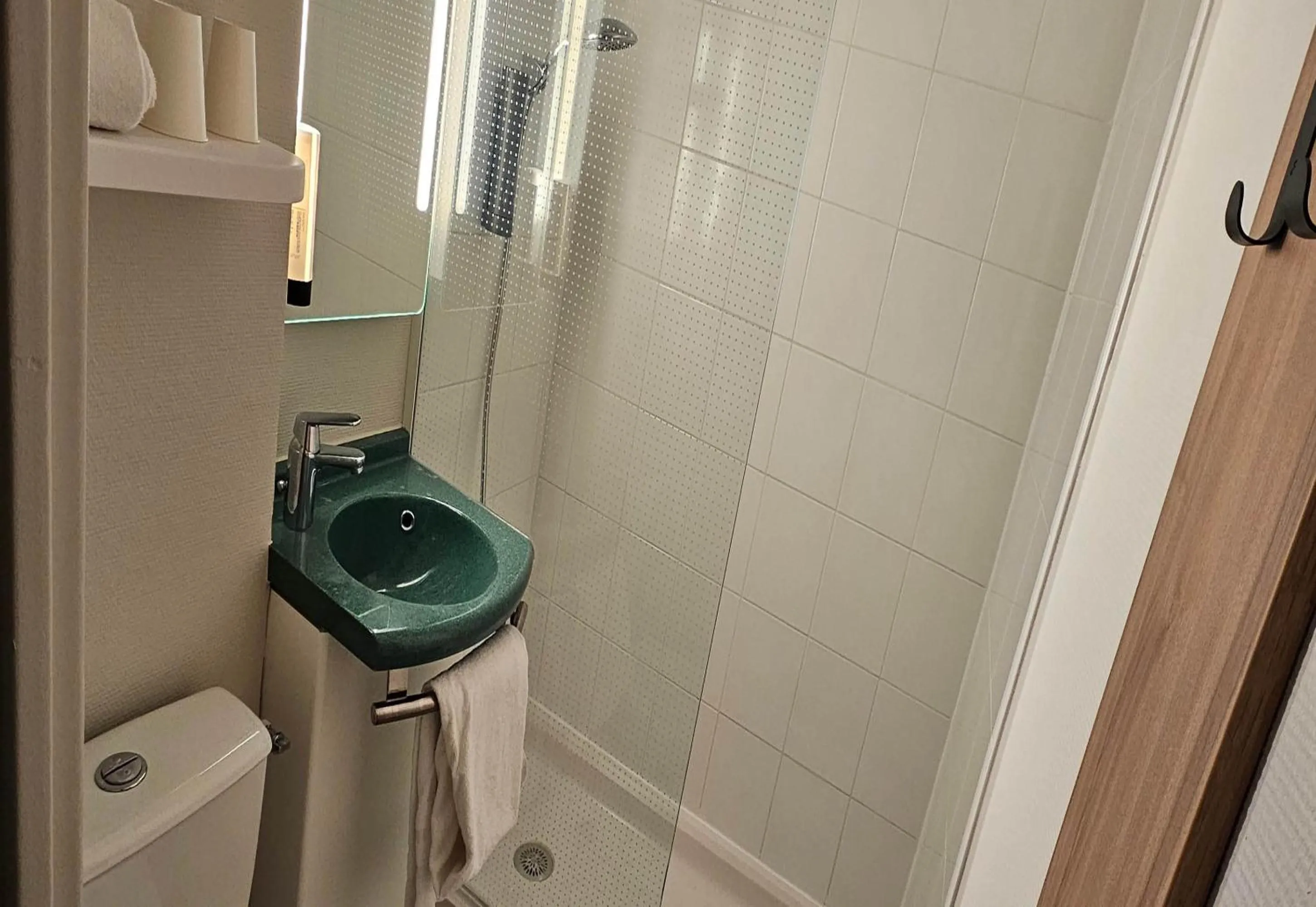 Bathroom in B&B HOTEL Blois Nord Vallée Maillard