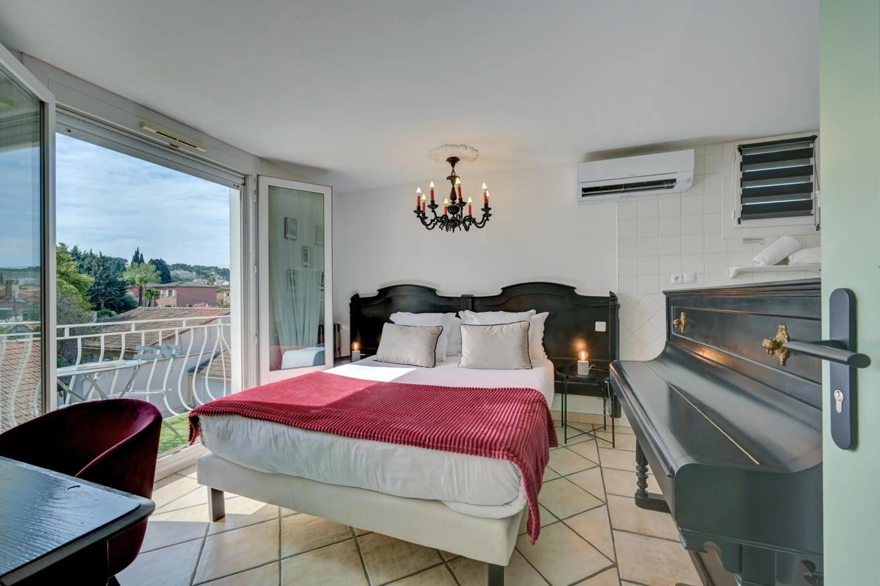 Bed in The Originals Boutique, Clair Hôtel, Martigues