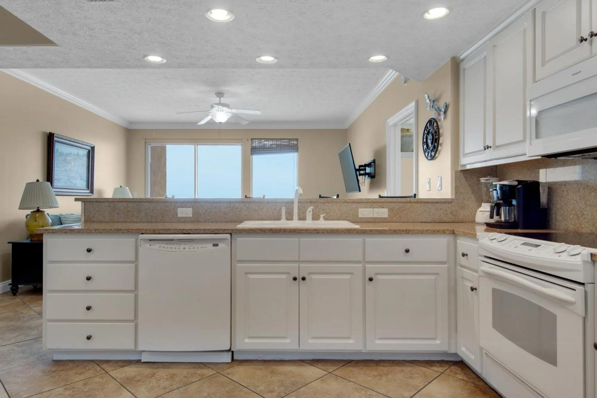 Kitchen or kitchenette in Treasure Island 0209