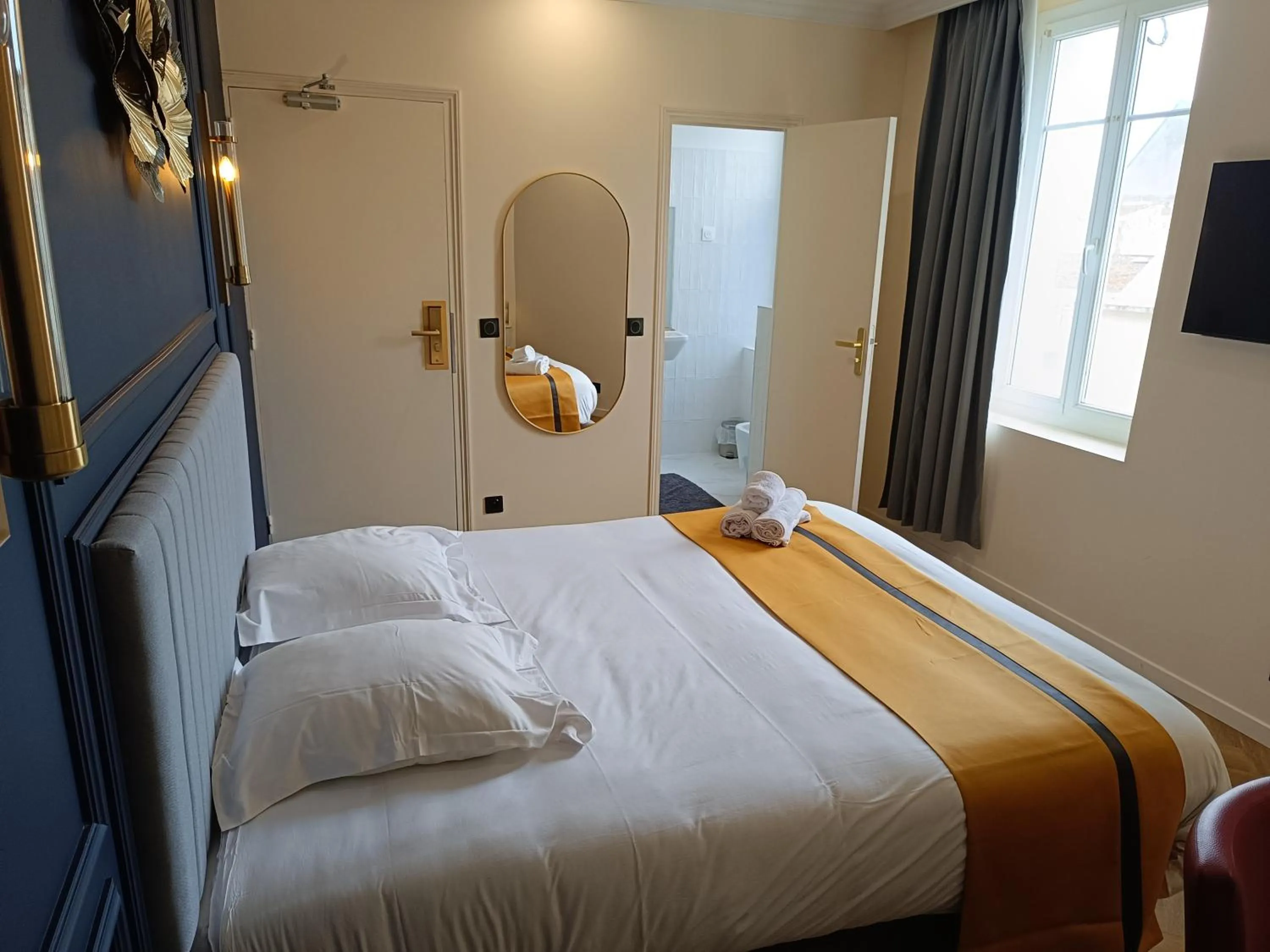 Bed in The Originals Boutique, Hôtel d'Angleterre, Fécamp