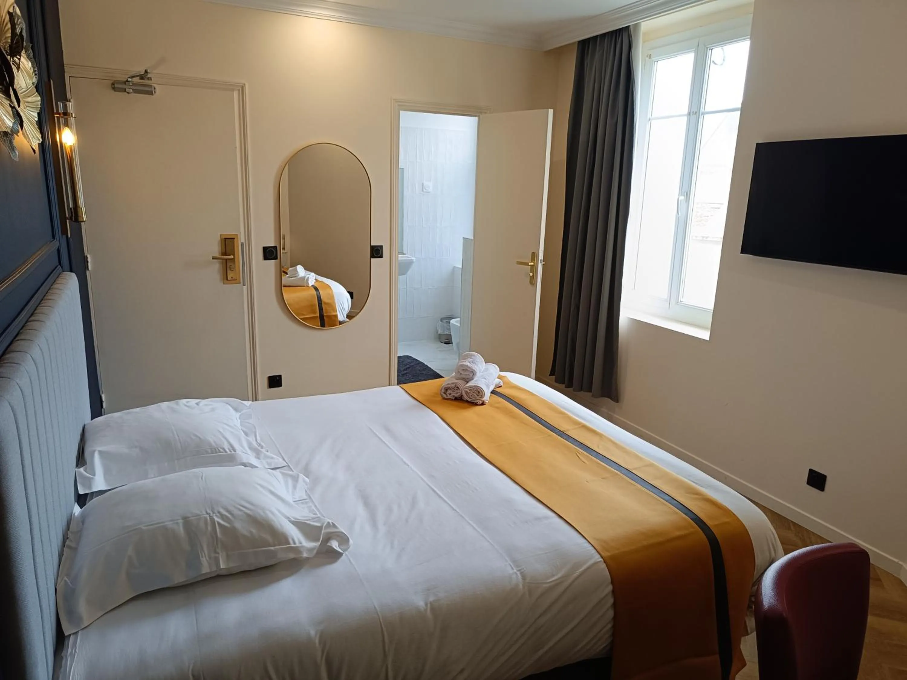 Bed in The Originals Boutique, Hôtel d'Angleterre, Fécamp