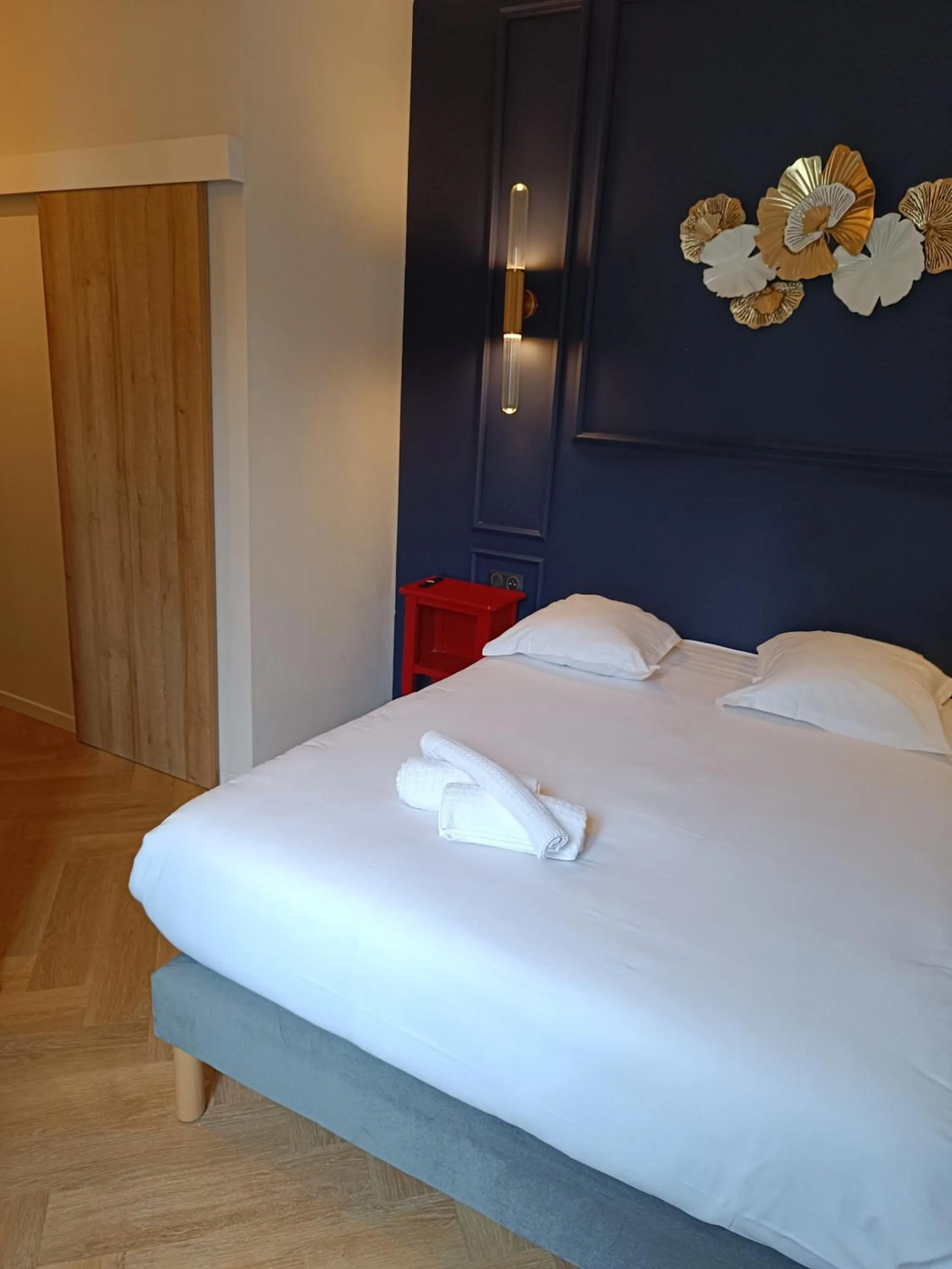 Bed in The Originals Boutique, Hôtel d'Angleterre, Fécamp