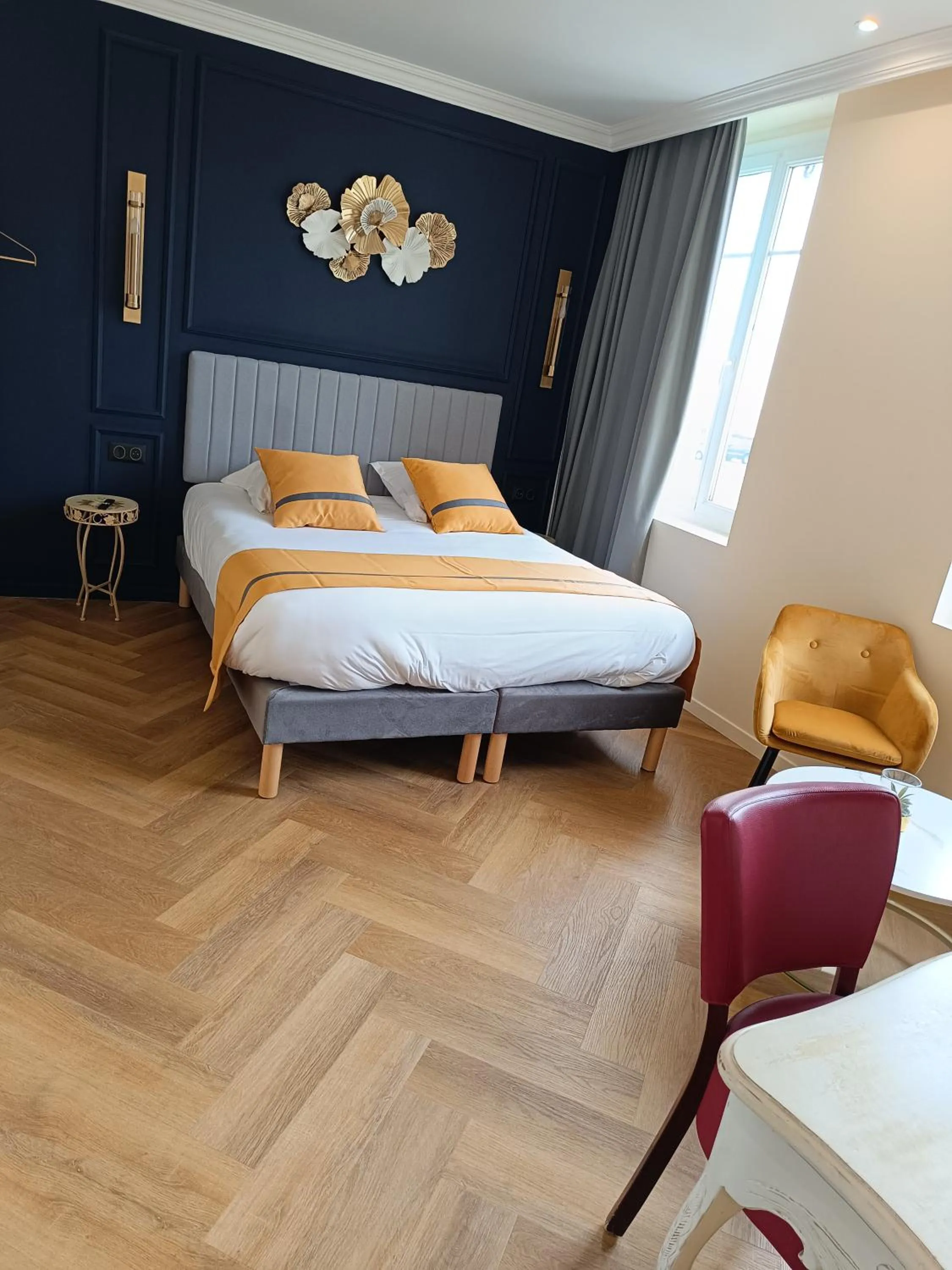 Bed in The Originals Boutique, Hôtel d'Angleterre, Fécamp