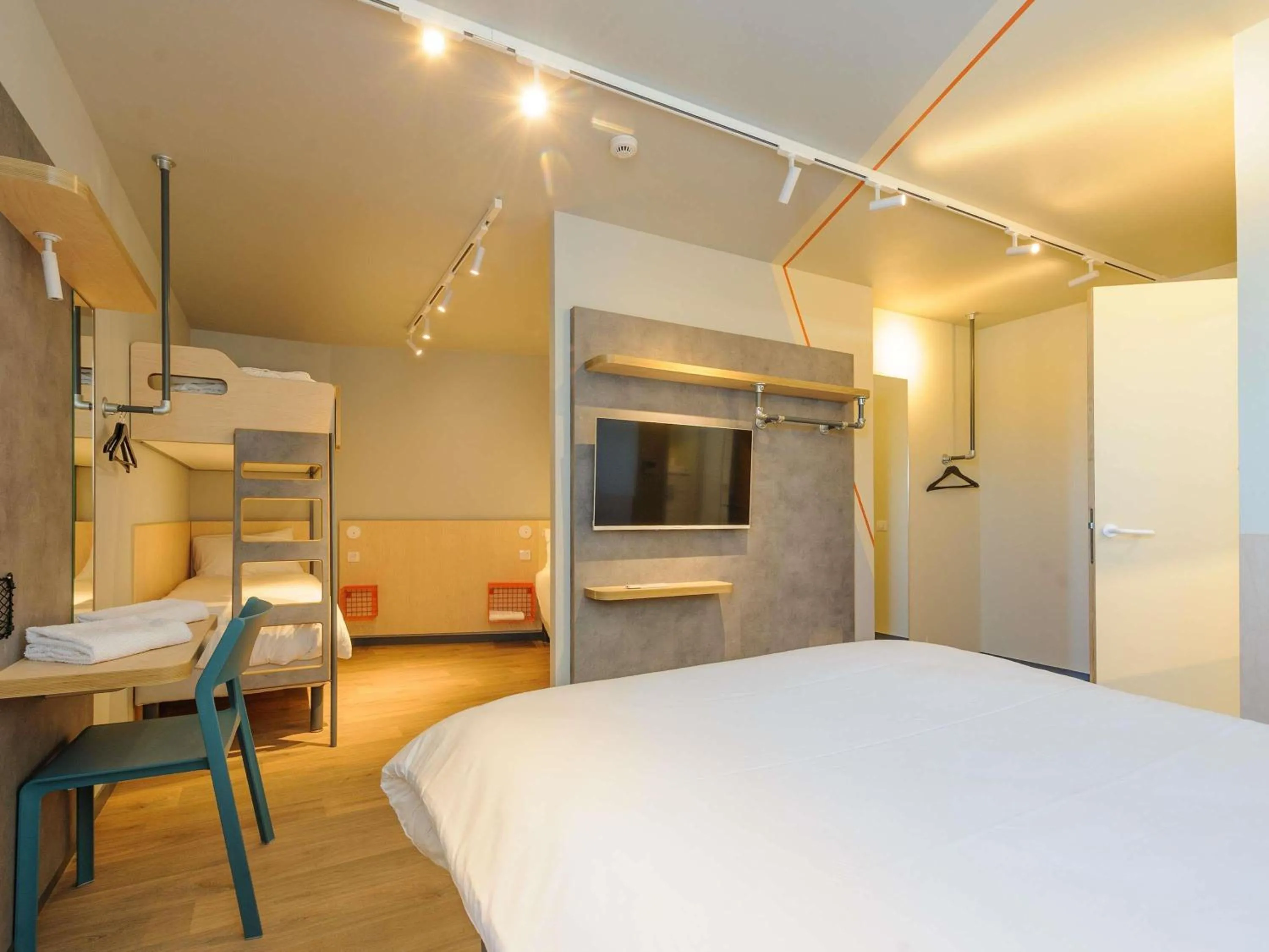 Bedroom, Bed in Ibis Budget La Rochelle Puilboreau