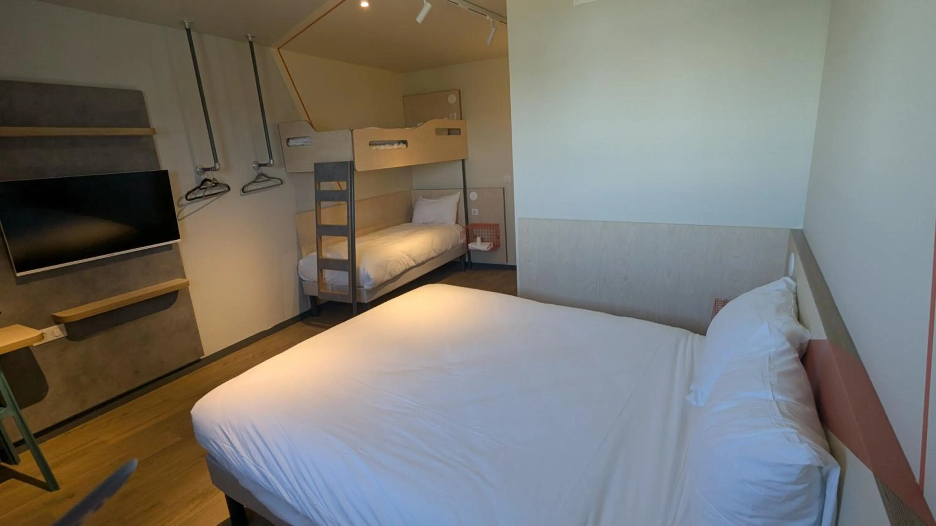 TV and multimedia, Bed in Ibis Budget La Rochelle Puilboreau