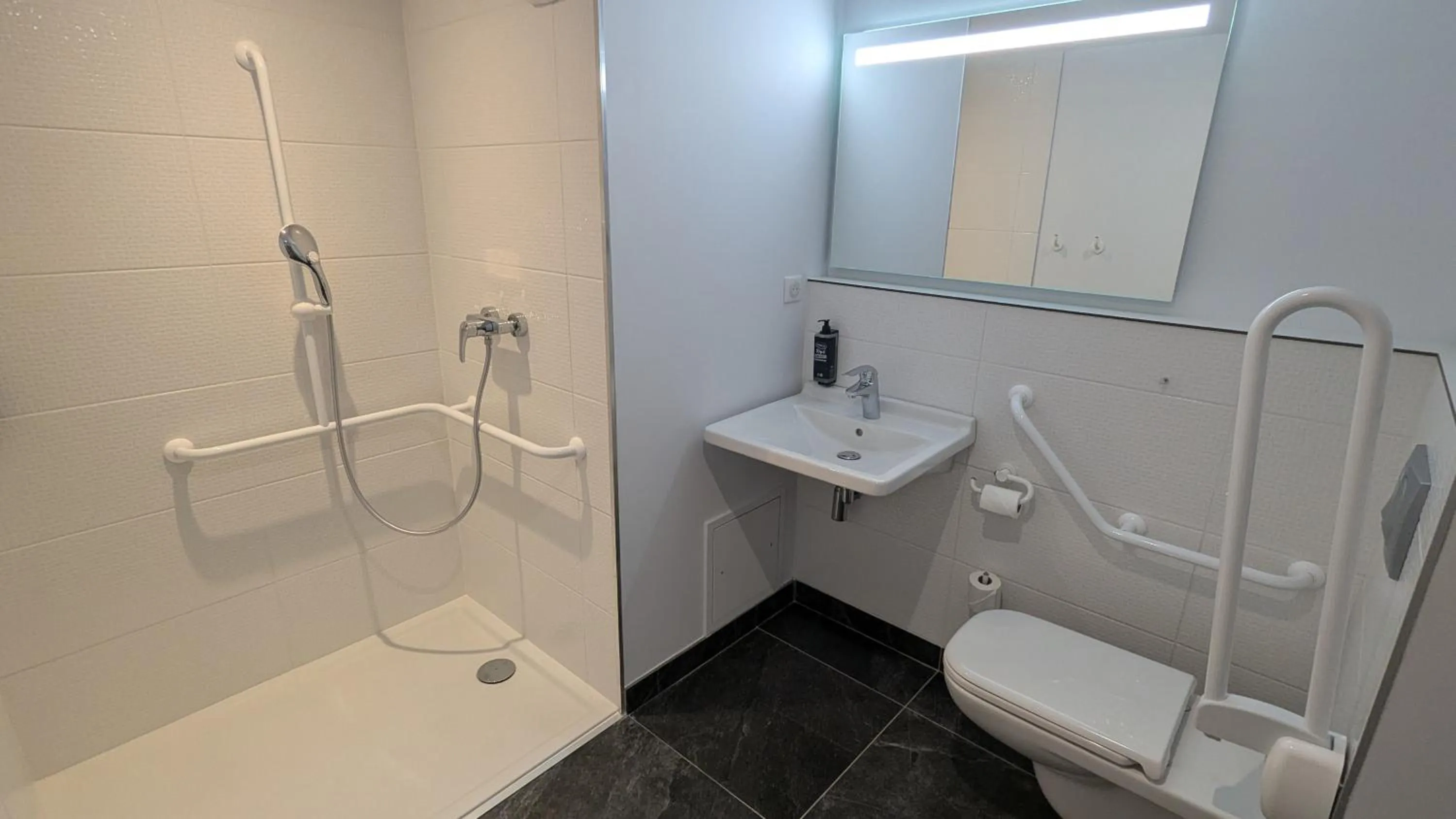 Shower in Ibis Budget La Rochelle Puilboreau