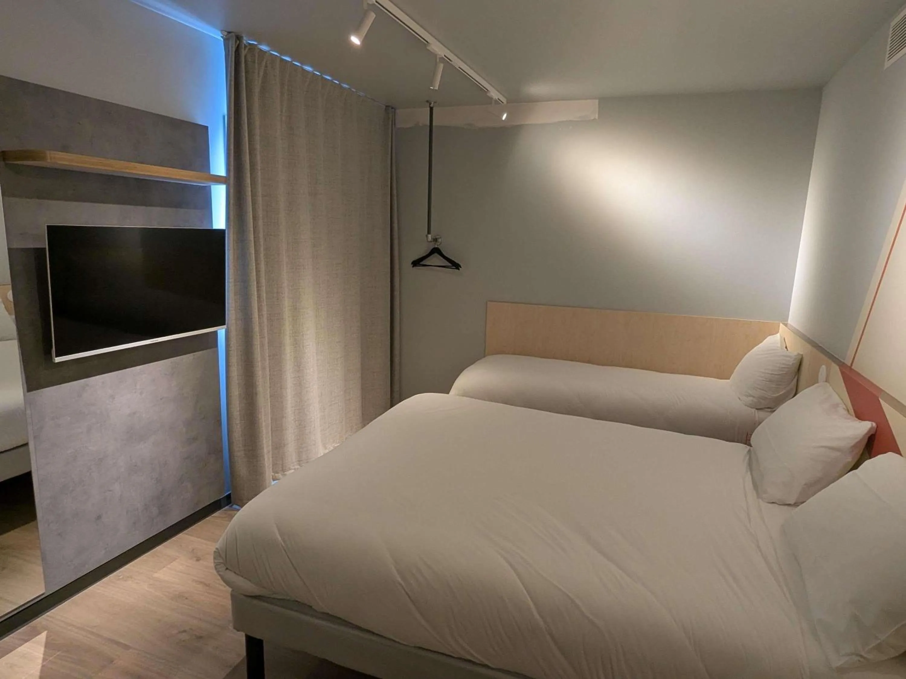 Bedroom, Bed in Ibis Budget La Rochelle Puilboreau