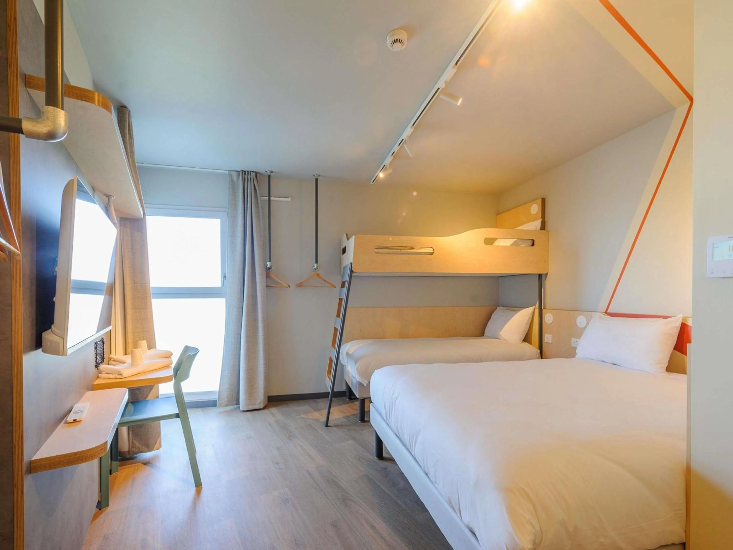 Bedroom, Bed in Ibis Budget La Rochelle Puilboreau