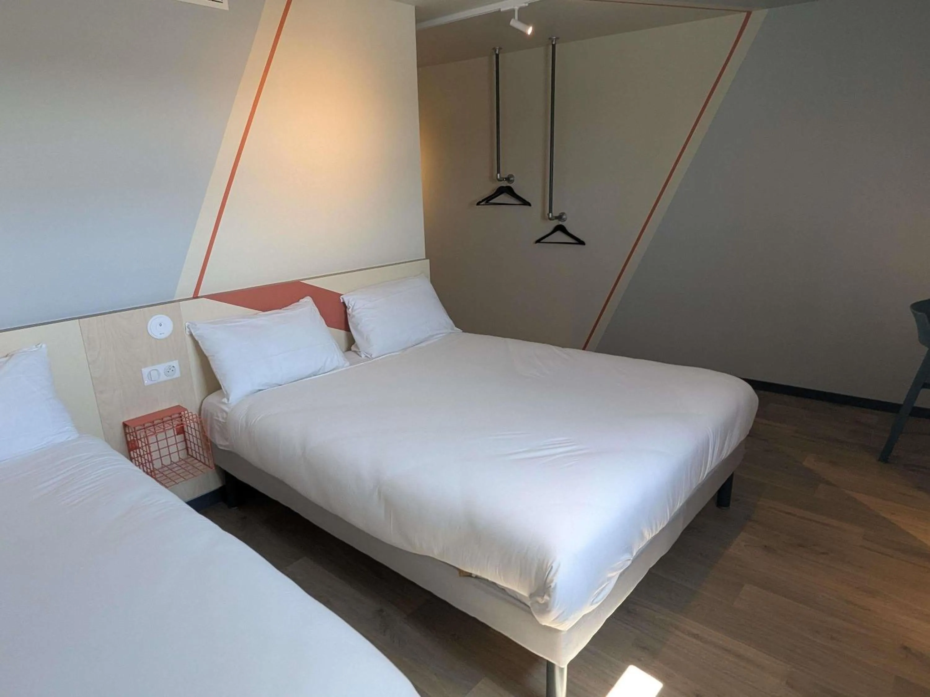Bedroom, Bed in Ibis Budget La Rochelle Puilboreau