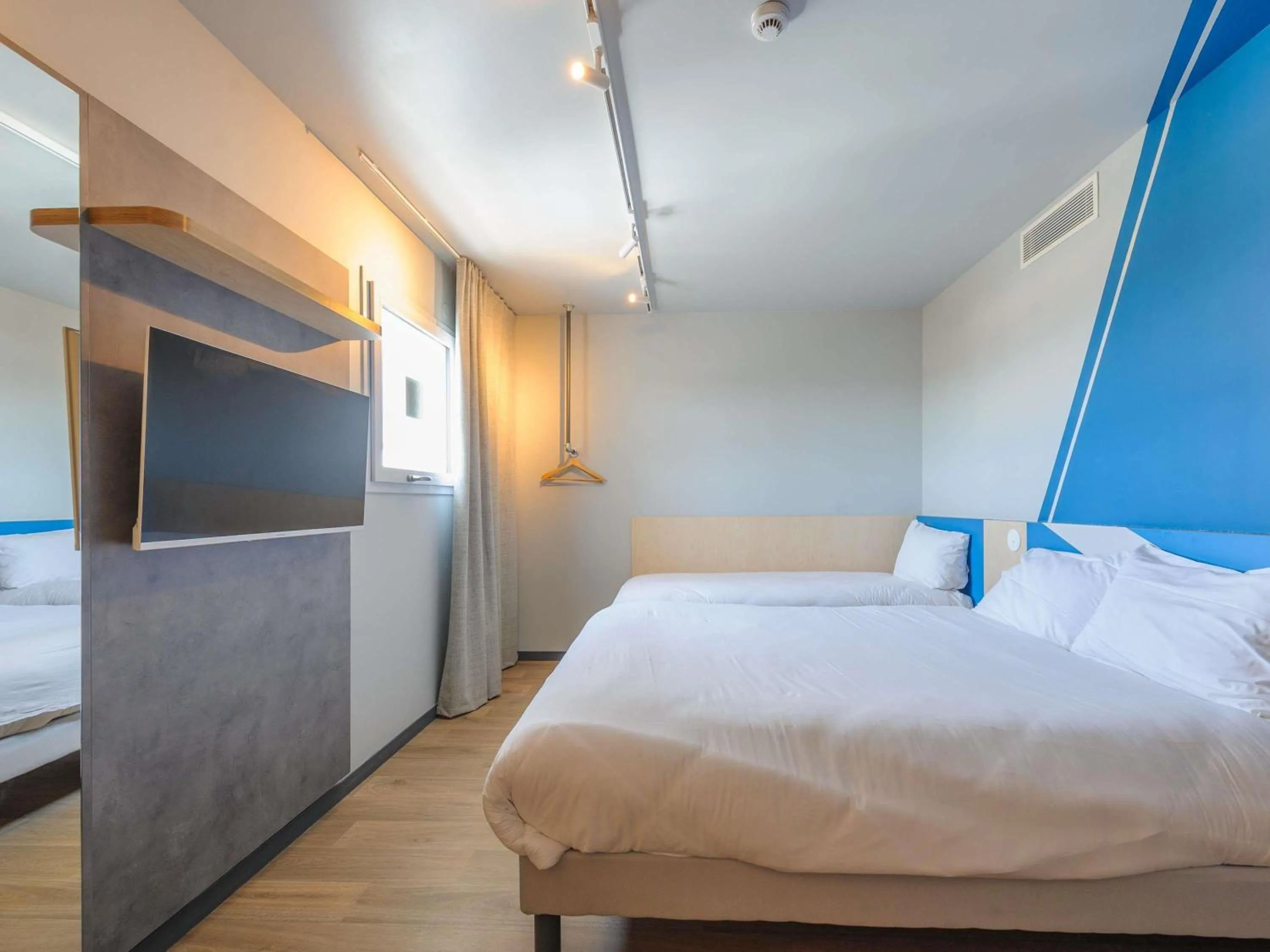 Bedroom, Bed in Ibis Budget La Rochelle Puilboreau