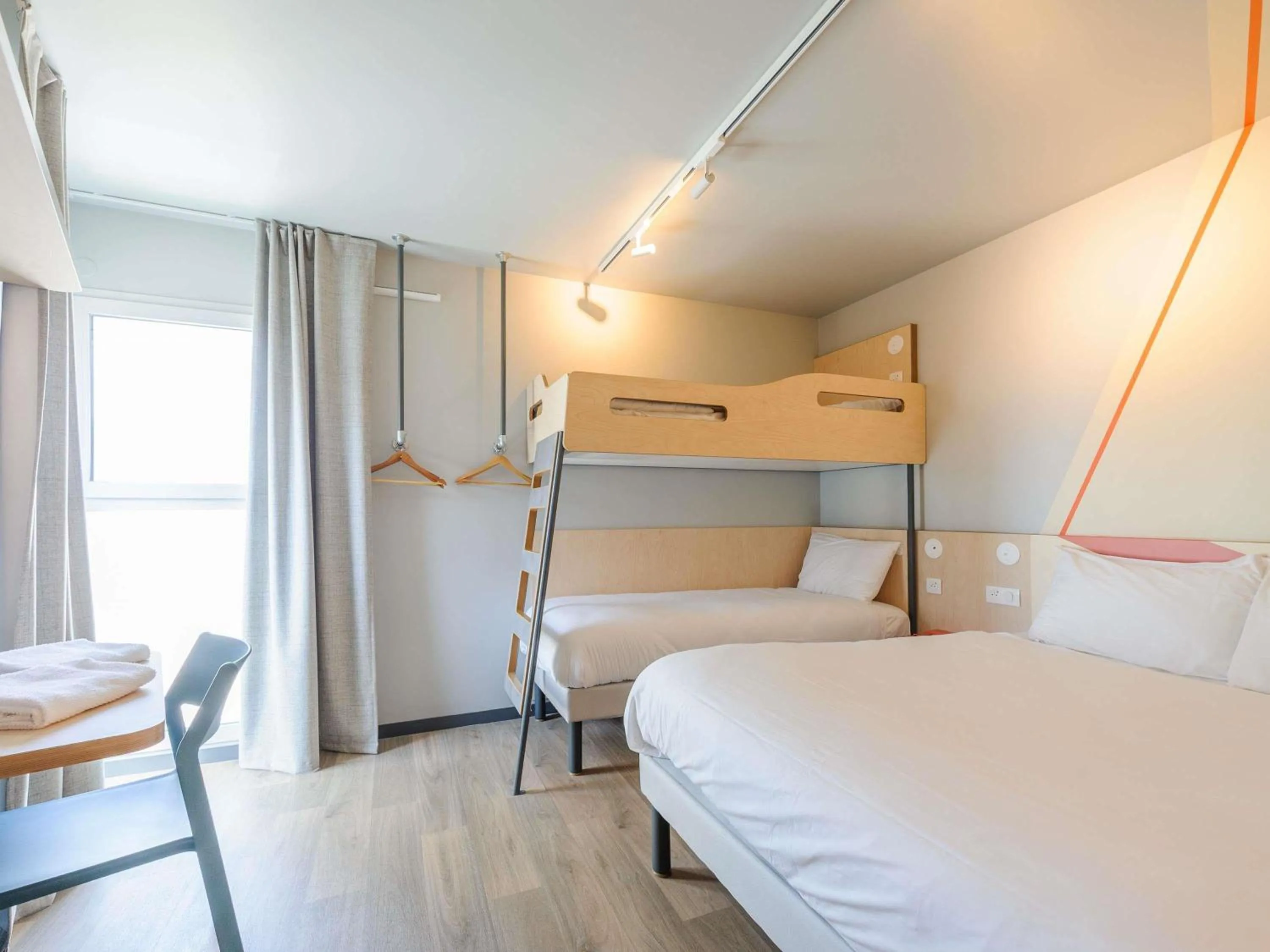 Bedroom, Bed in Ibis Budget La Rochelle Puilboreau