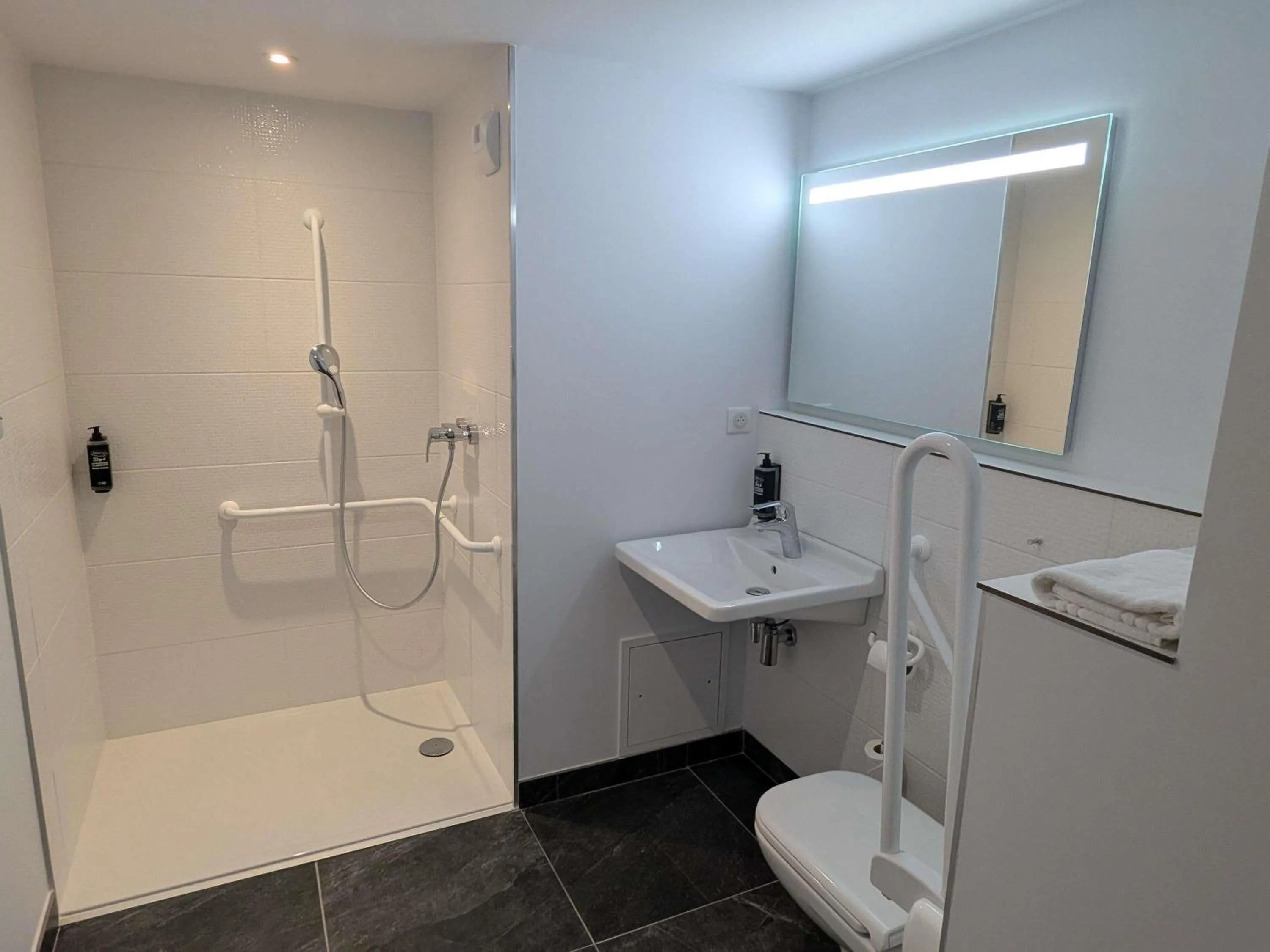 Bedroom in Ibis Budget La Rochelle Puilboreau