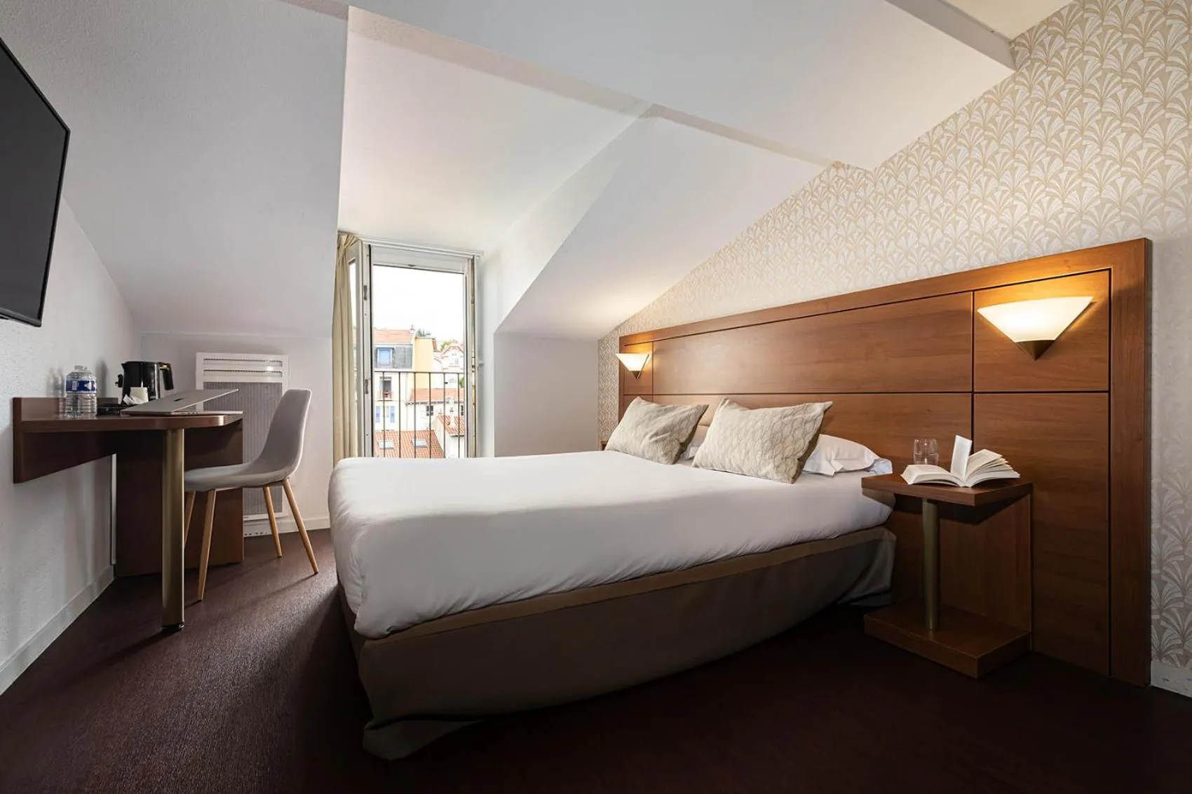 Photo of the whole room, Bed in The Originals City, Hôtel Bristol, Le Puy-en-Velay