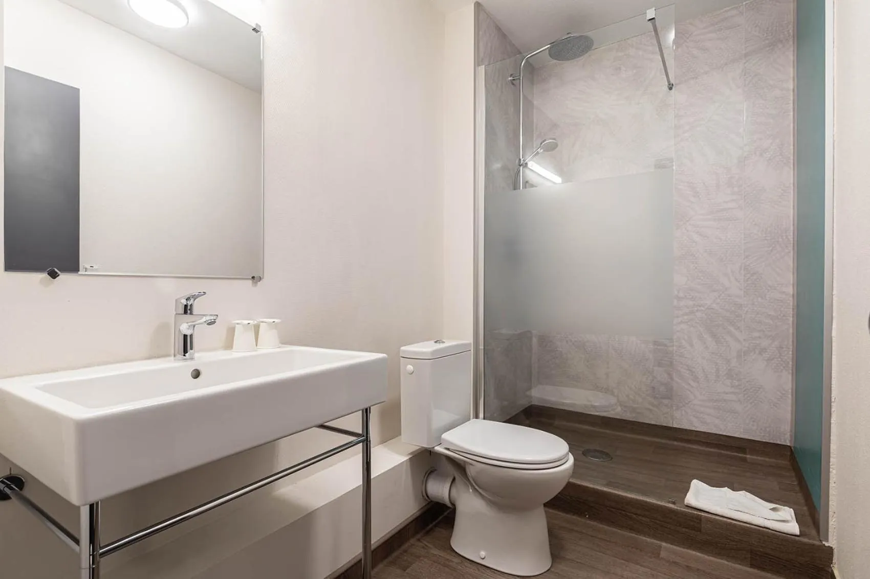 Bathroom in The Originals City, Hôtel Bristol, Le Puy-en-Velay