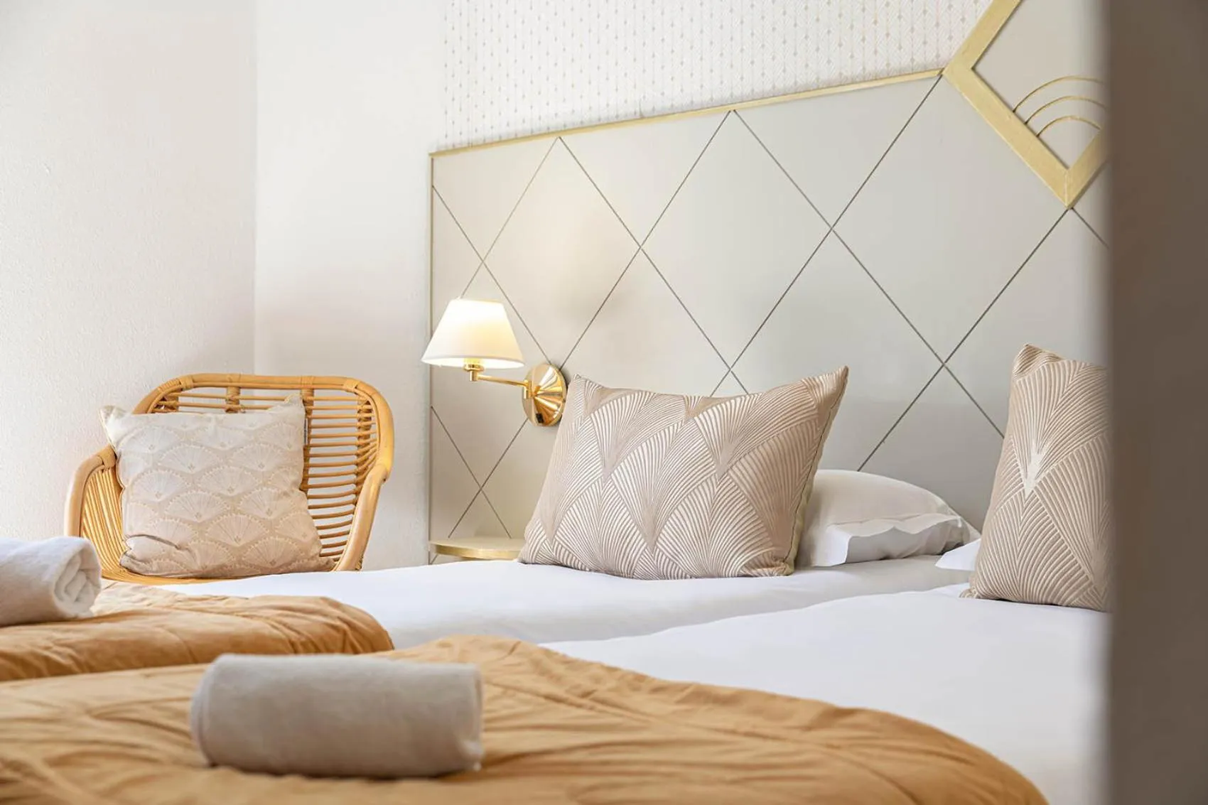 Bedroom, Bed in The Originals City, Hôtel Bristol, Le Puy-en-Velay