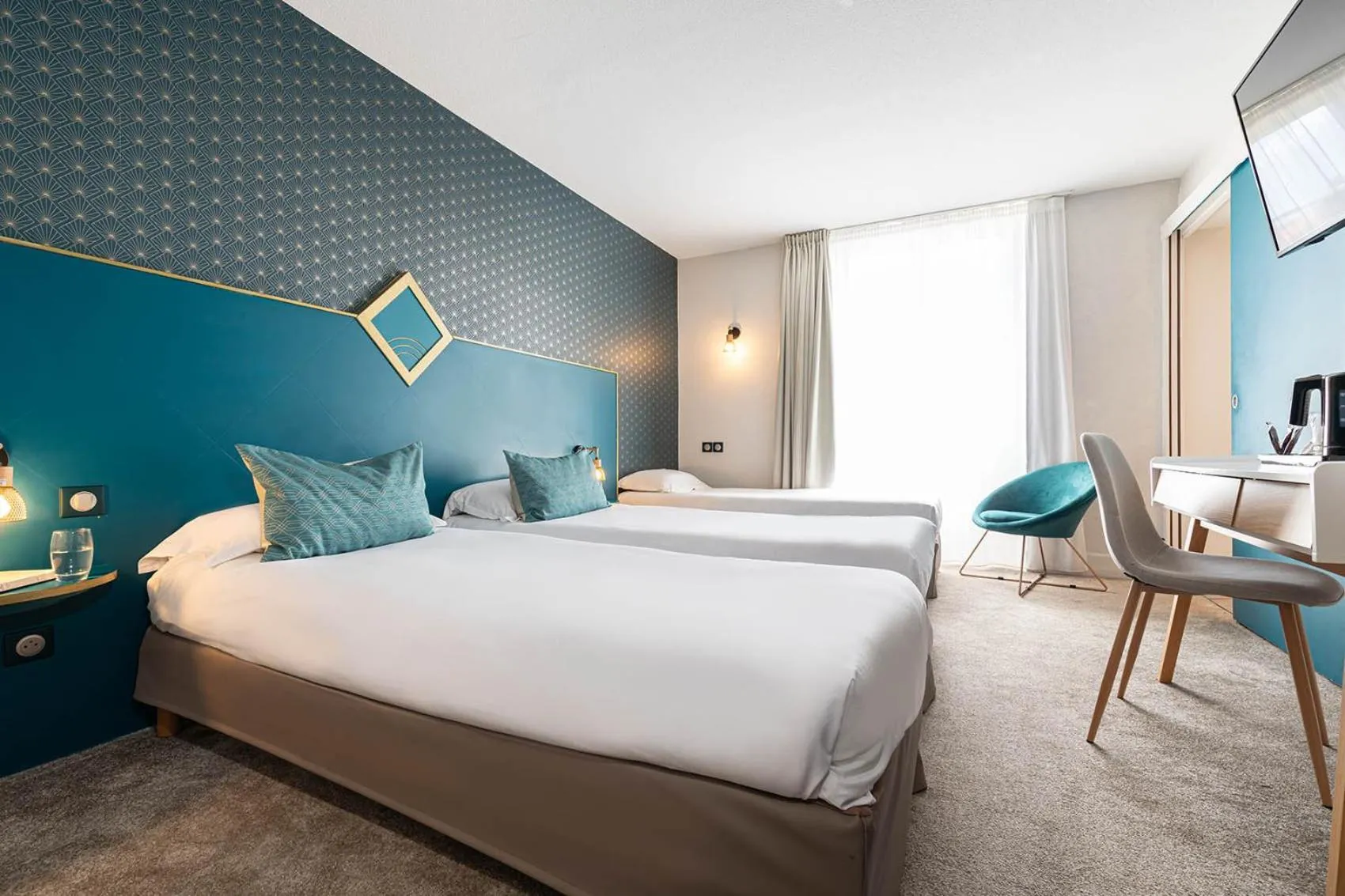 Photo of the whole room, Bed in The Originals City, Hôtel Bristol, Le Puy-en-Velay