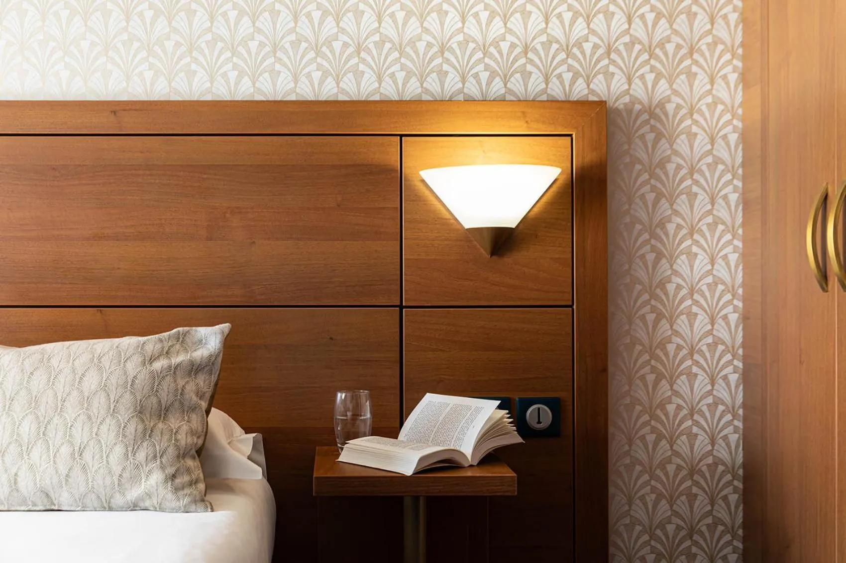 Bedroom, Bed in The Originals City, Hôtel Bristol, Le Puy-en-Velay