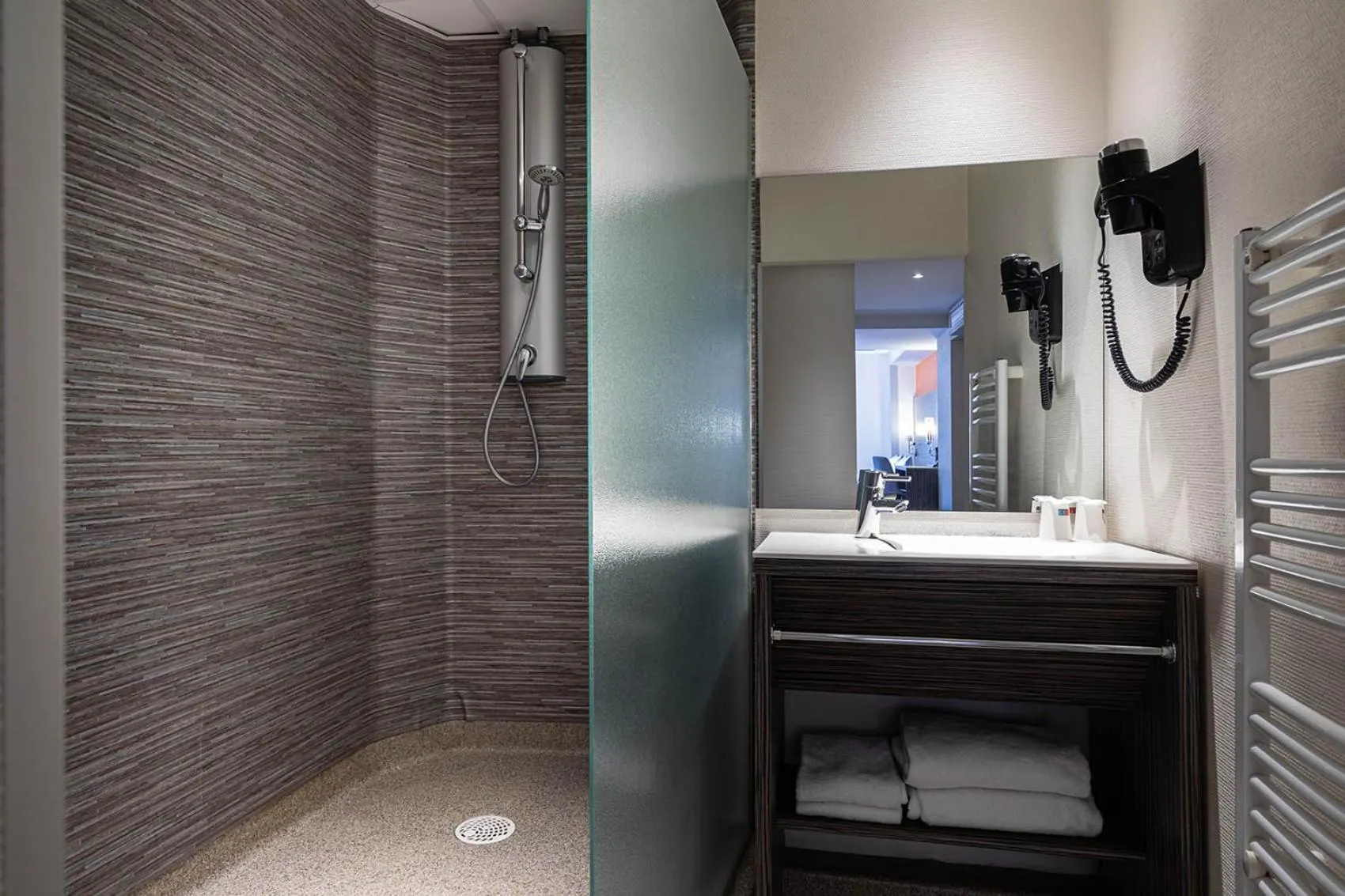 Shower in The Originals City, Hôtel Bristol, Le Puy-en-Velay