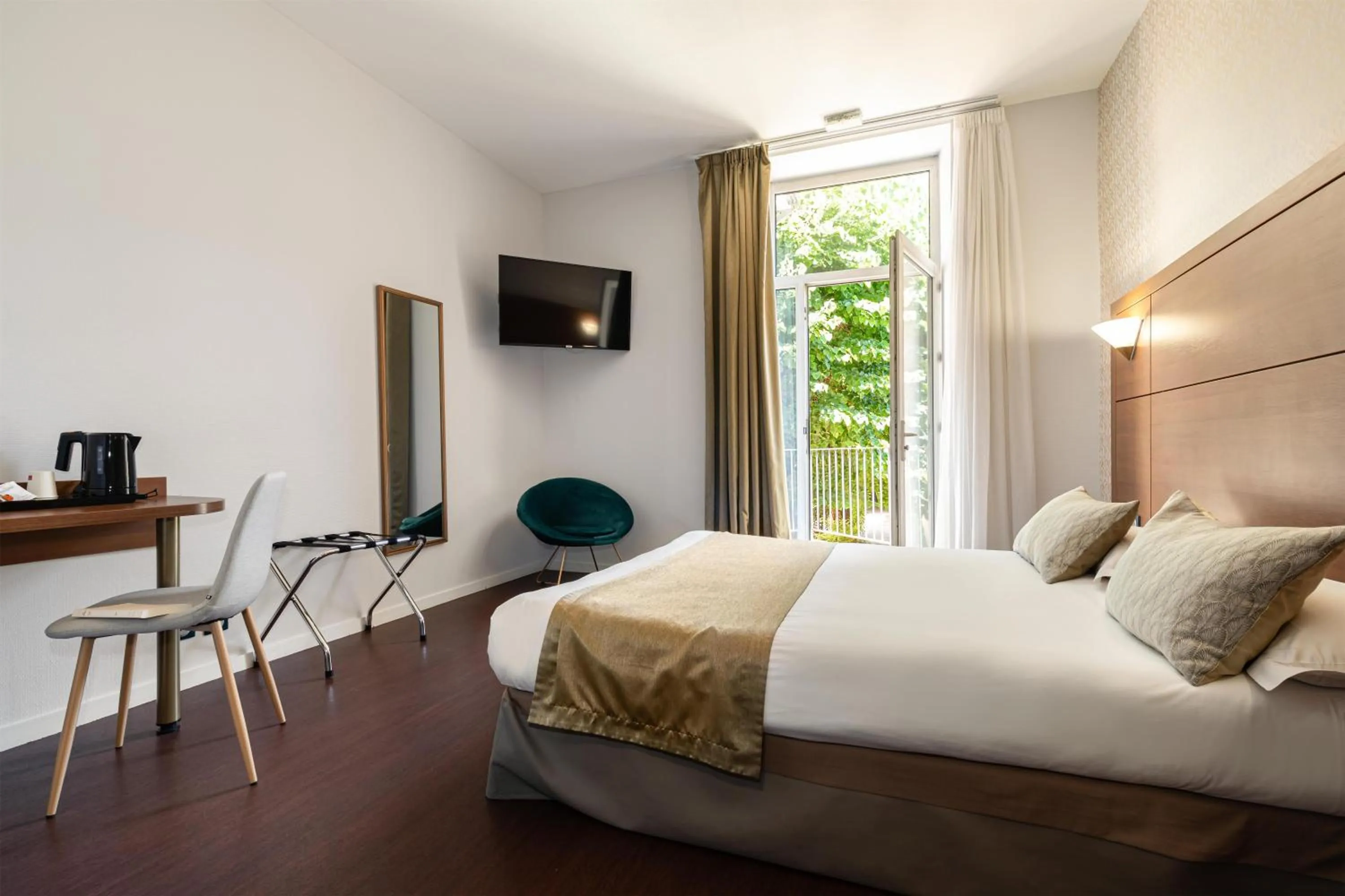 Bedroom, Bed in Best Western Le Bristol