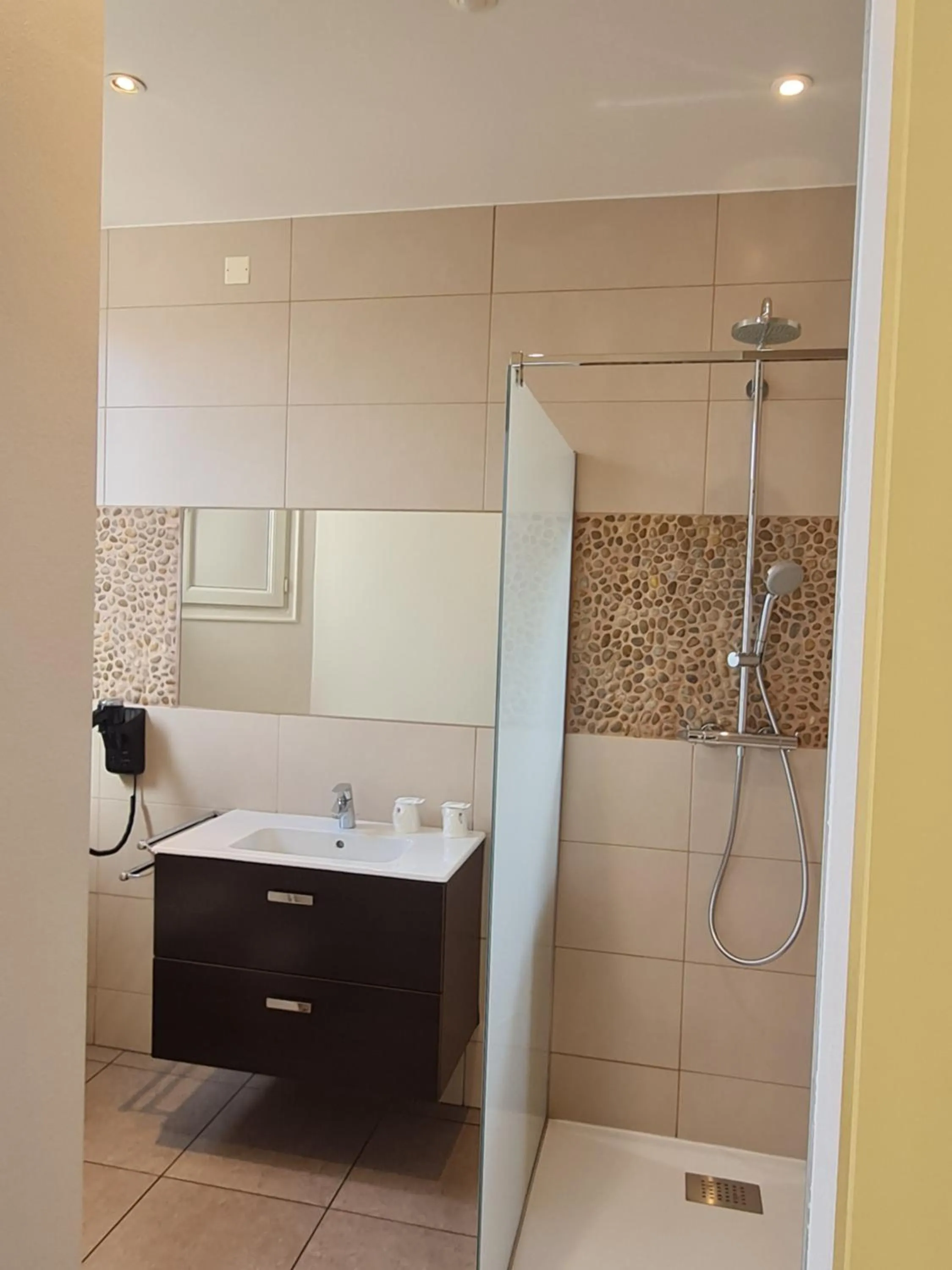 Bathroom in The Originals City, Hôtel Bristol, Le Puy-en-Velay