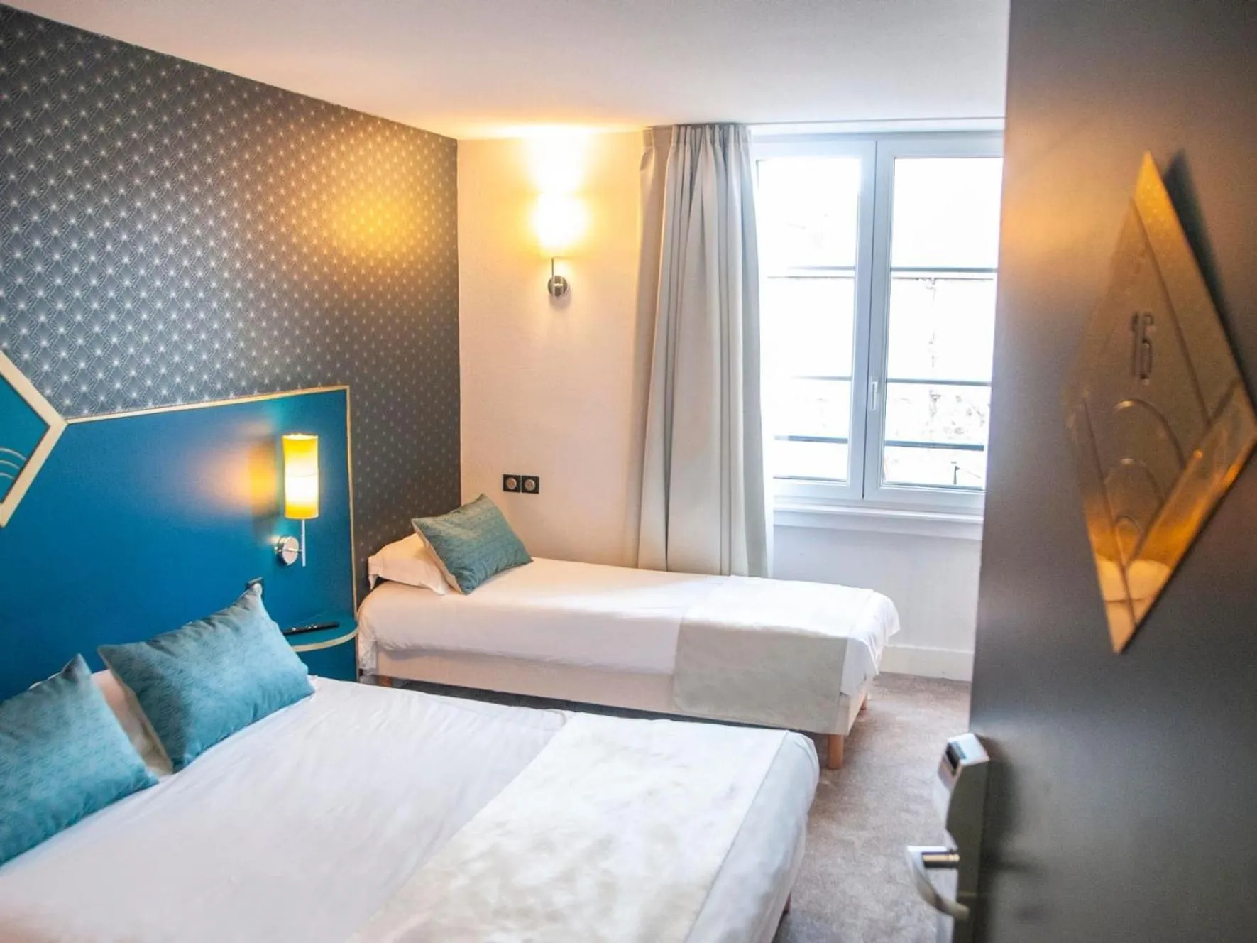 Photo of the whole room, Bed in The Originals City, Hôtel Bristol, Le Puy-en-Velay