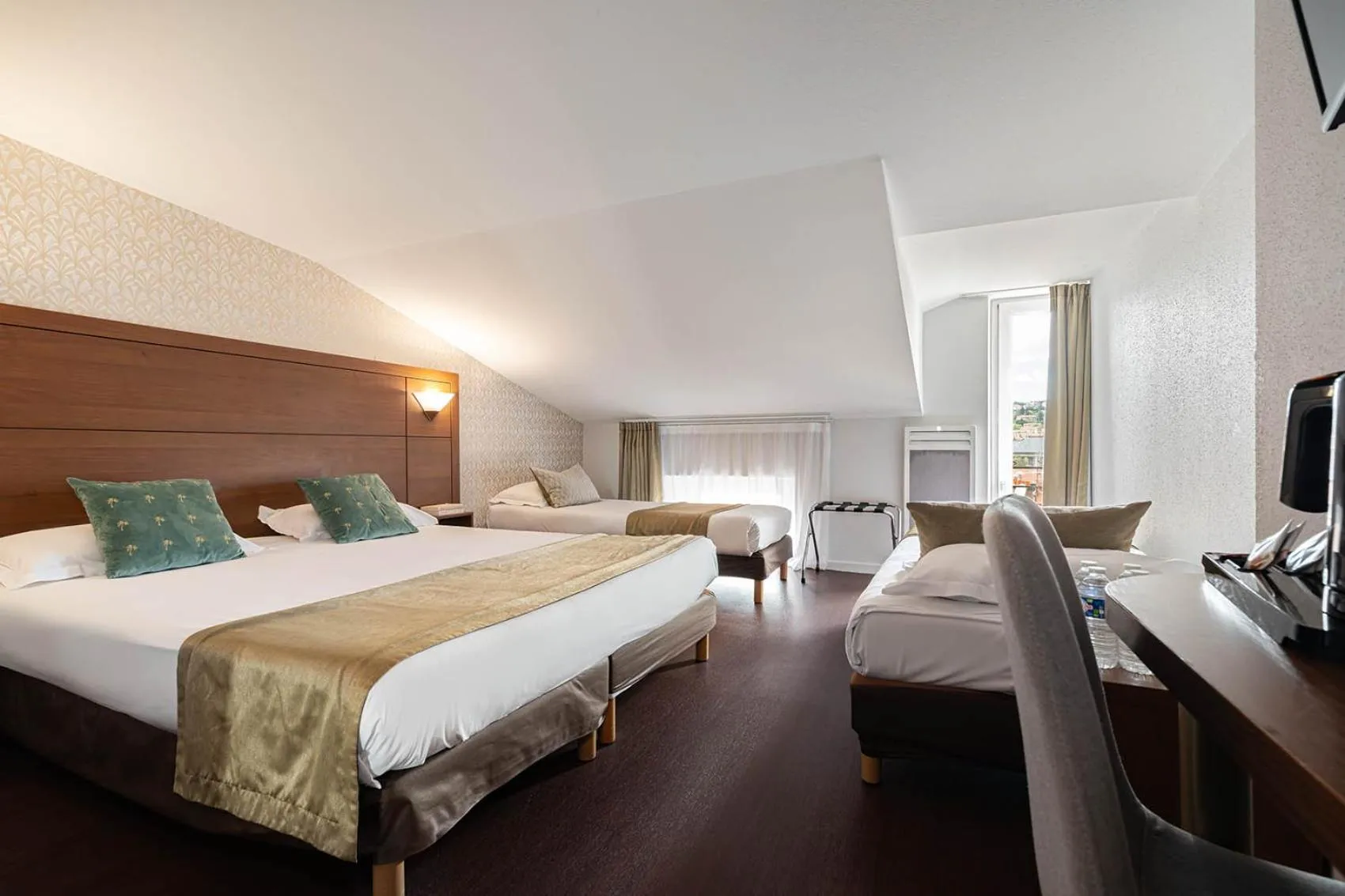 Photo of the whole room, Bed in The Originals City, Hôtel Bristol, Le Puy-en-Velay