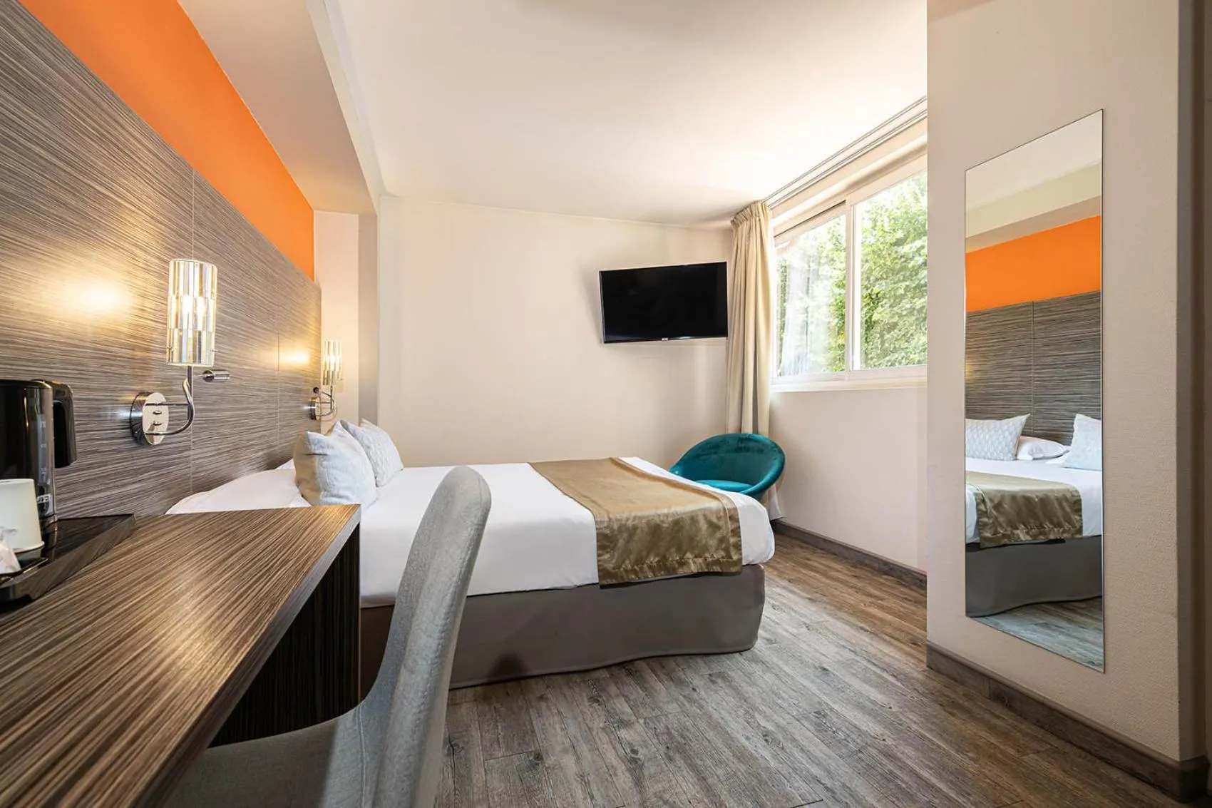 Photo of the whole room, Bed in The Originals City, Hôtel Bristol, Le Puy-en-Velay