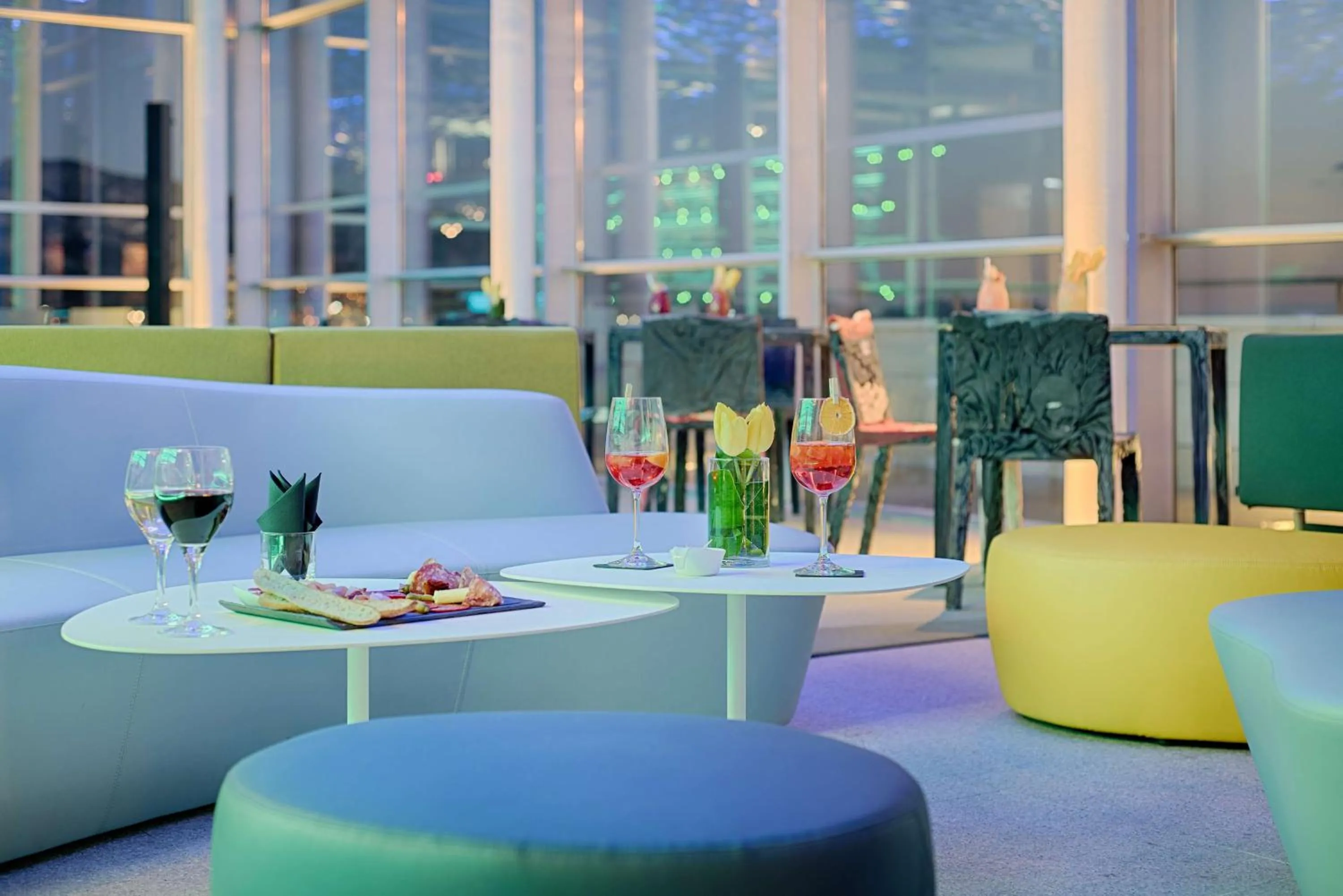 Lounge or bar in nhow Marseille