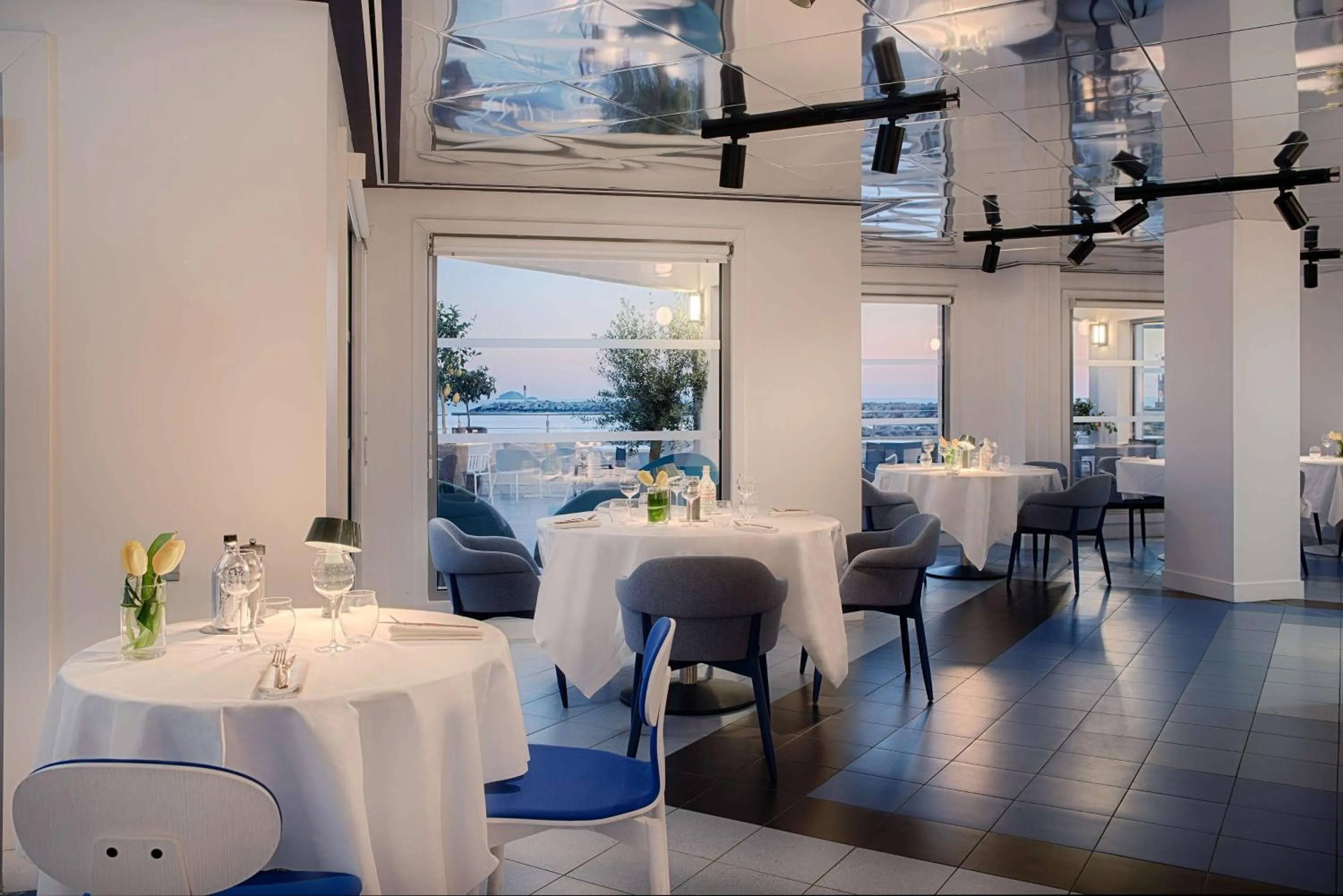 Restaurant/places to eat in nhow Marseille
