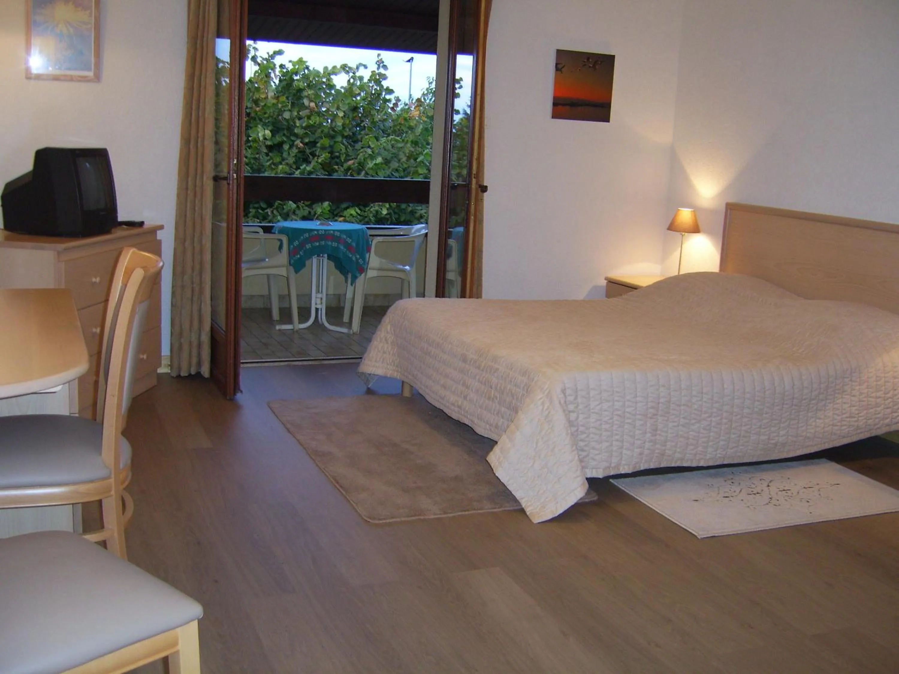 Day, Bed in Hôtel Les Pavillons du Golf