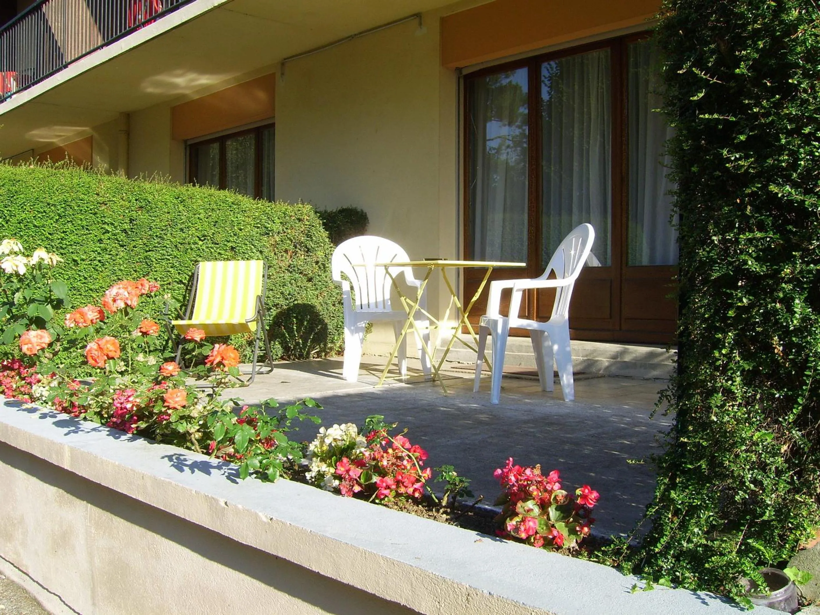 Patio in Hôtel Les Pavillons du Golf