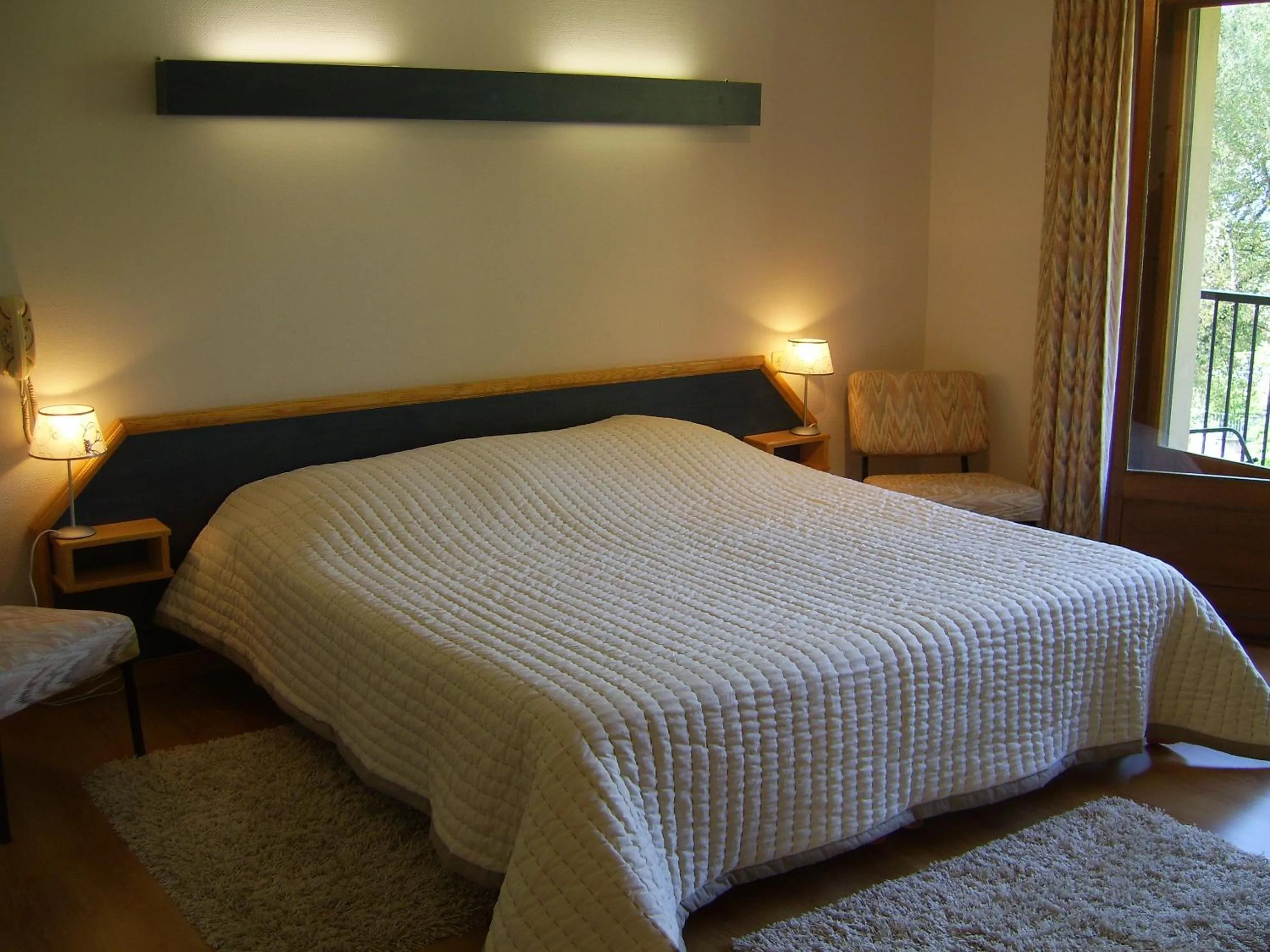 Day, Bed in Hôtel Les Pavillons du Golf