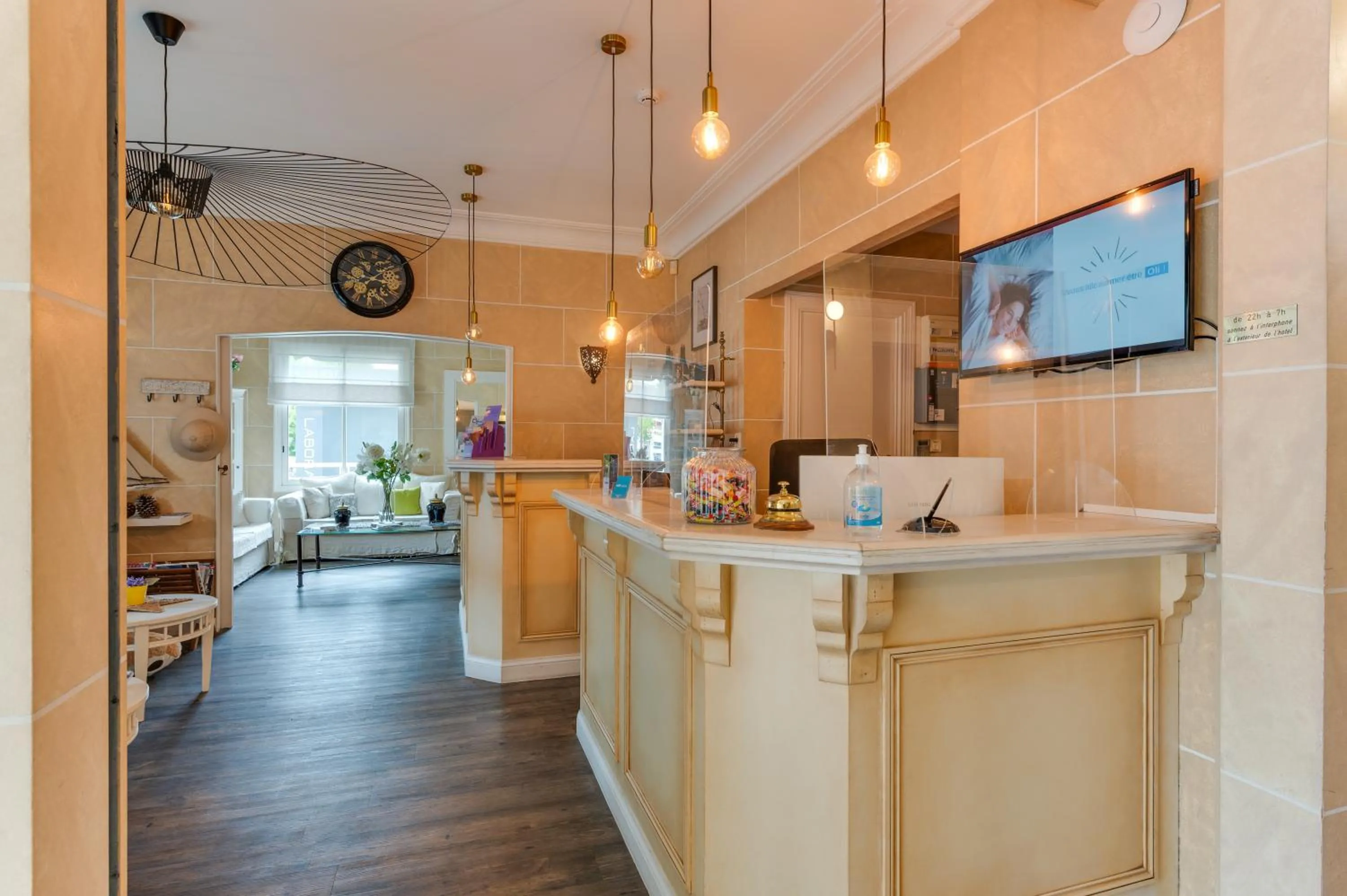 Lobby or reception in Brit Hôtel Confort Cléria Lorient Centre