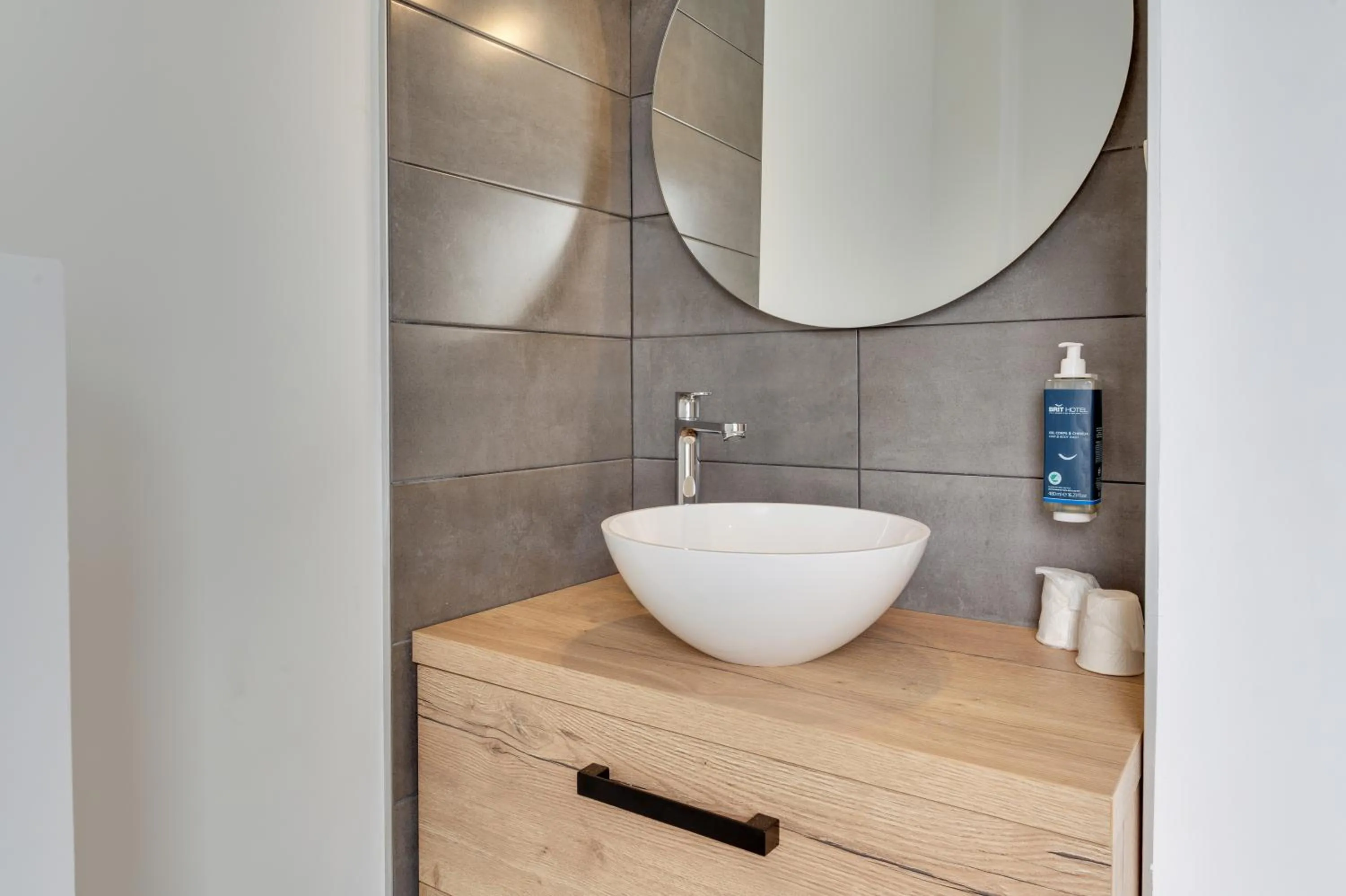 Bathroom in Brit Hôtel Confort Cléria Lorient Centre