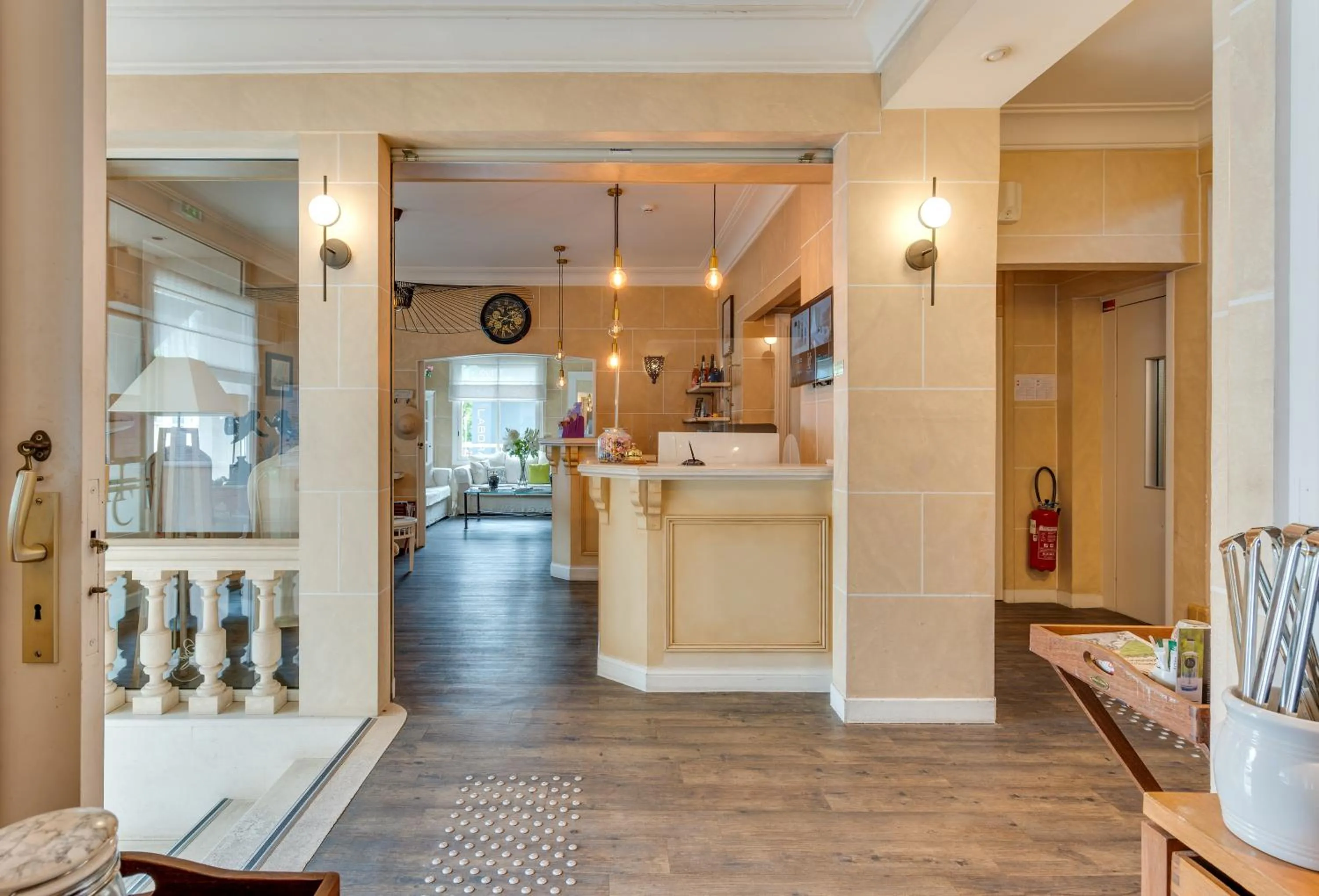 Lobby or reception in Brit Hôtel Confort Cléria Lorient Centre