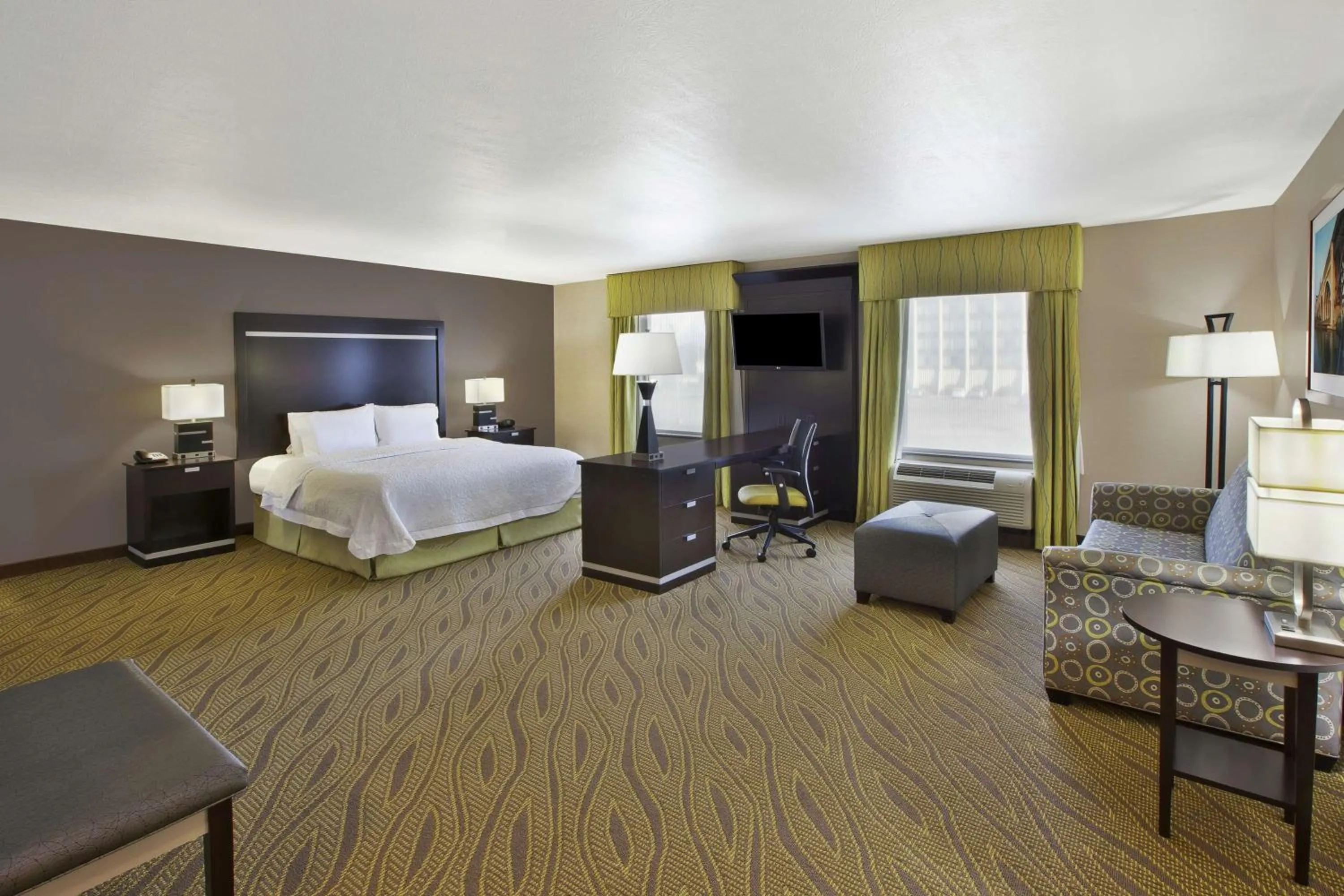 Bedroom, Bed in Hampton Inn & Suites - Elyria