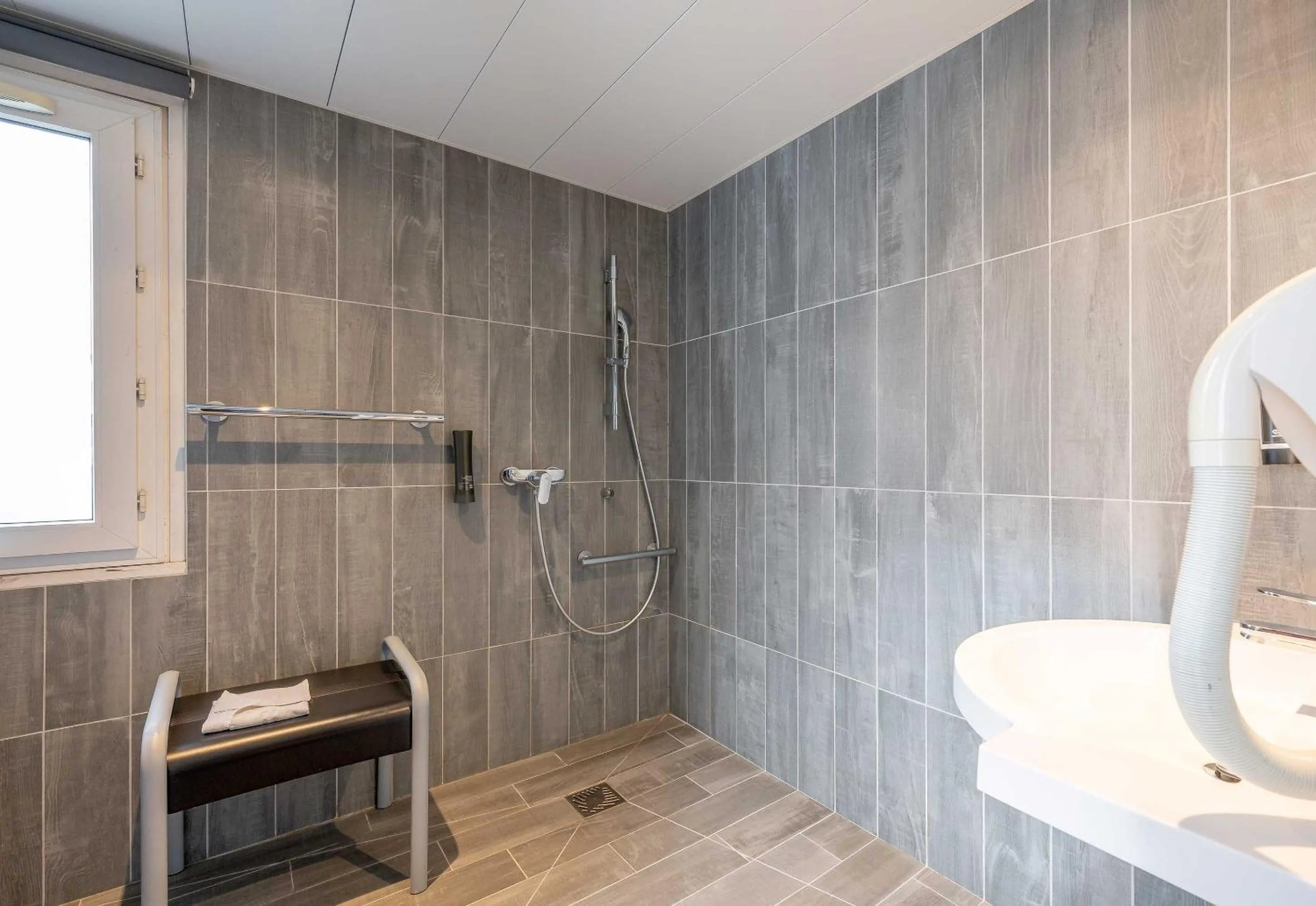 Shower in B&B HOTEL Bordeaux Mérignac Cadera Aéroport