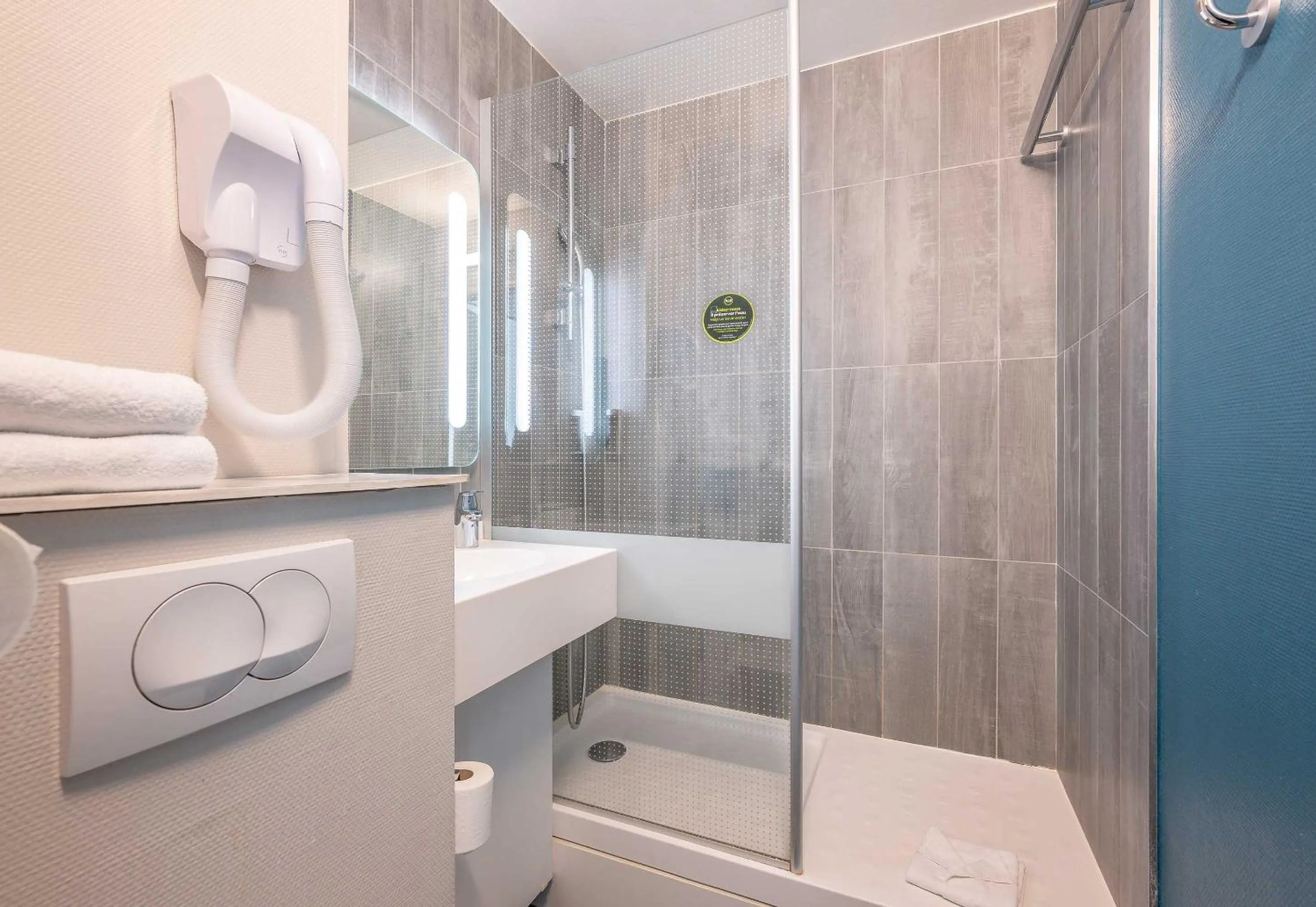 Shower in B&B HOTEL Bordeaux Mérignac Cadera Aéroport