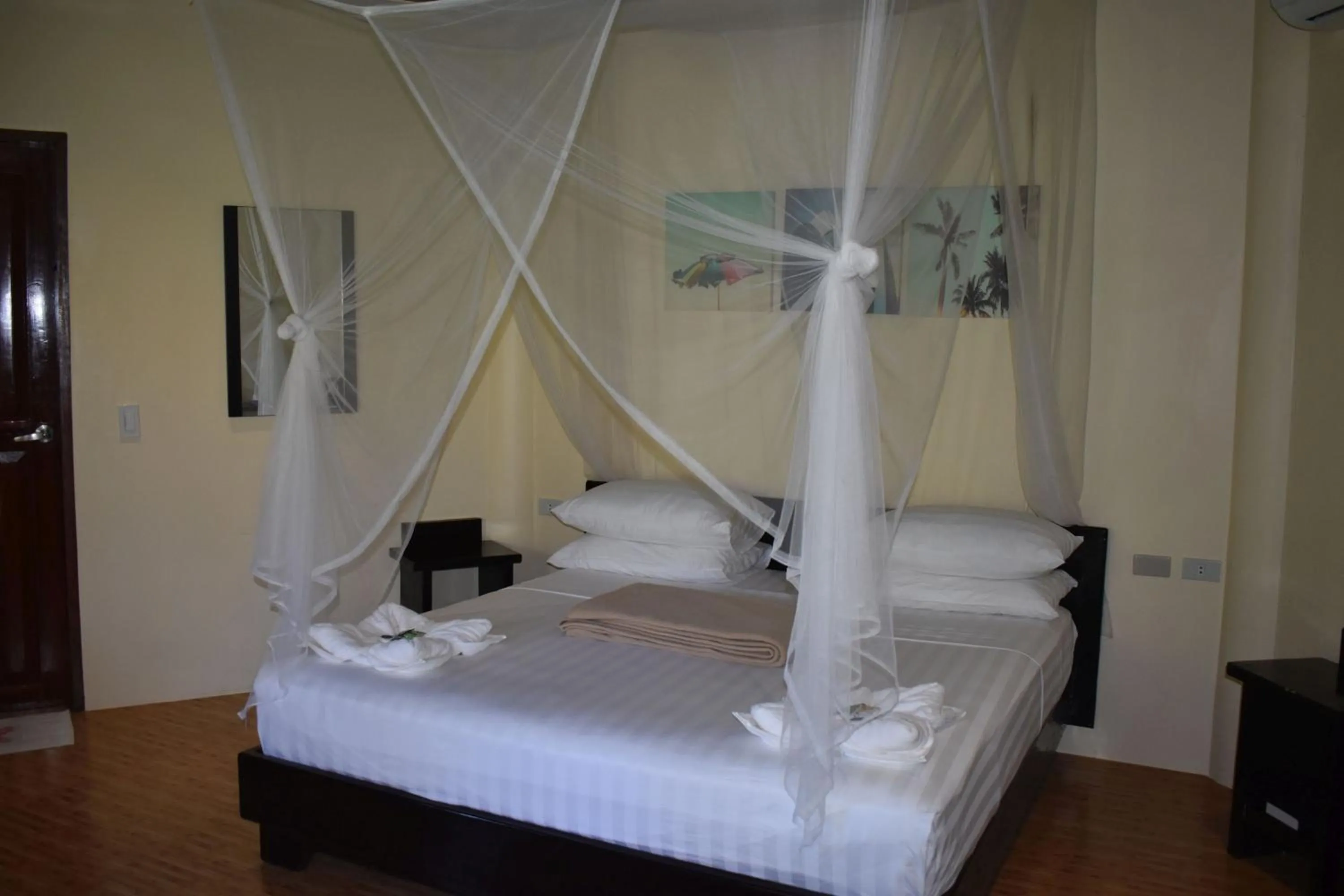 Bed in Jonas and Twins Resort