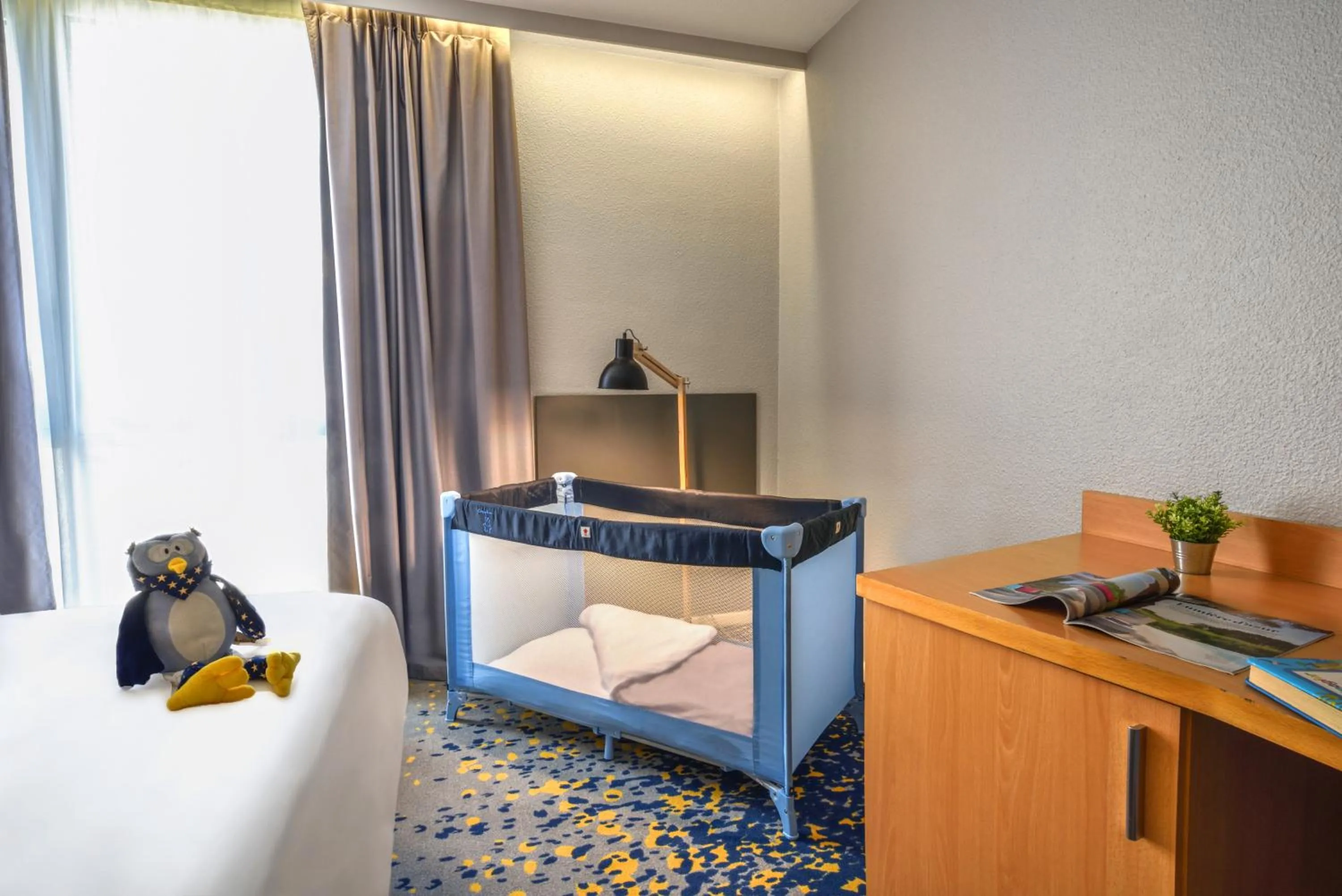 TV and multimedia, Bed in Hôtel Mercure Lille Aéroport