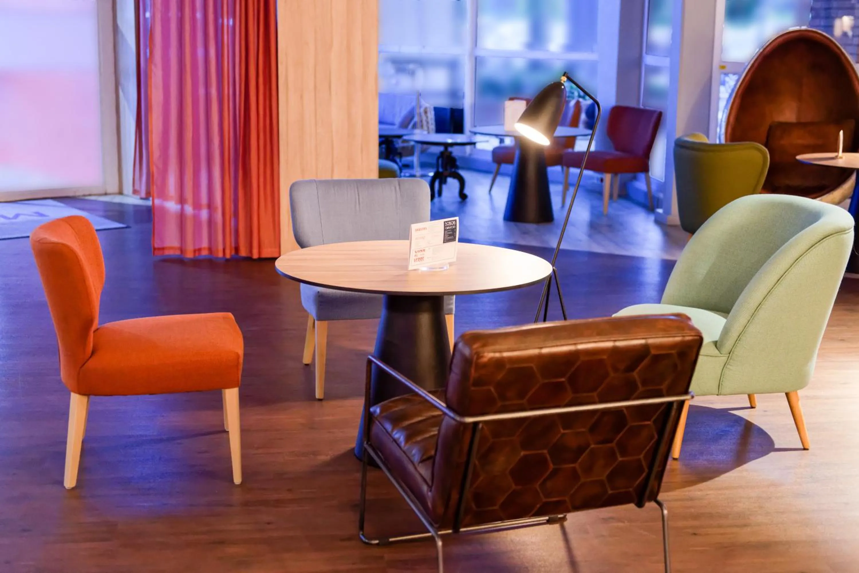 Lounge or bar in Hôtel Mercure Lille Aéroport